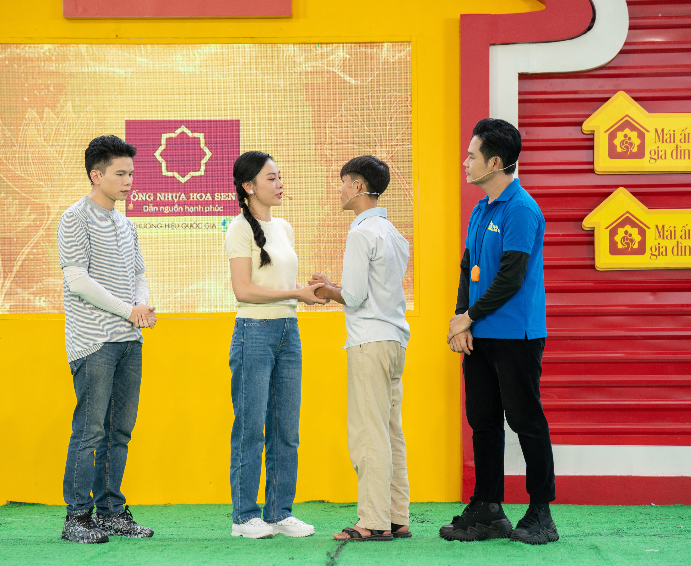 Nghẹn ngào trước hoàn cảnh đặc biệt của Hùng, diễn viên Phương Oanh không kìm được xúc động khi lắng nghe câu chuyện về hành trình trưởng thành đầy mất mát nhưng giàu nghị lực của em Hùng.