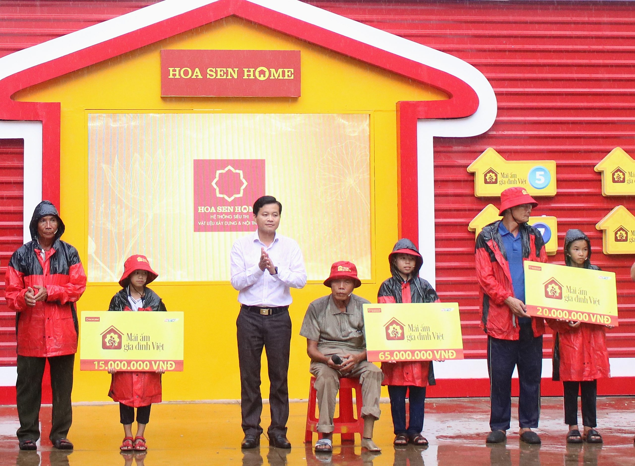 Các gia đình tại Mái ấm gia đình Việt đã nhận được sự sẻ chia đầy yêu thương từ chương trình, các mạnh thường quân và nghệ sĩ…