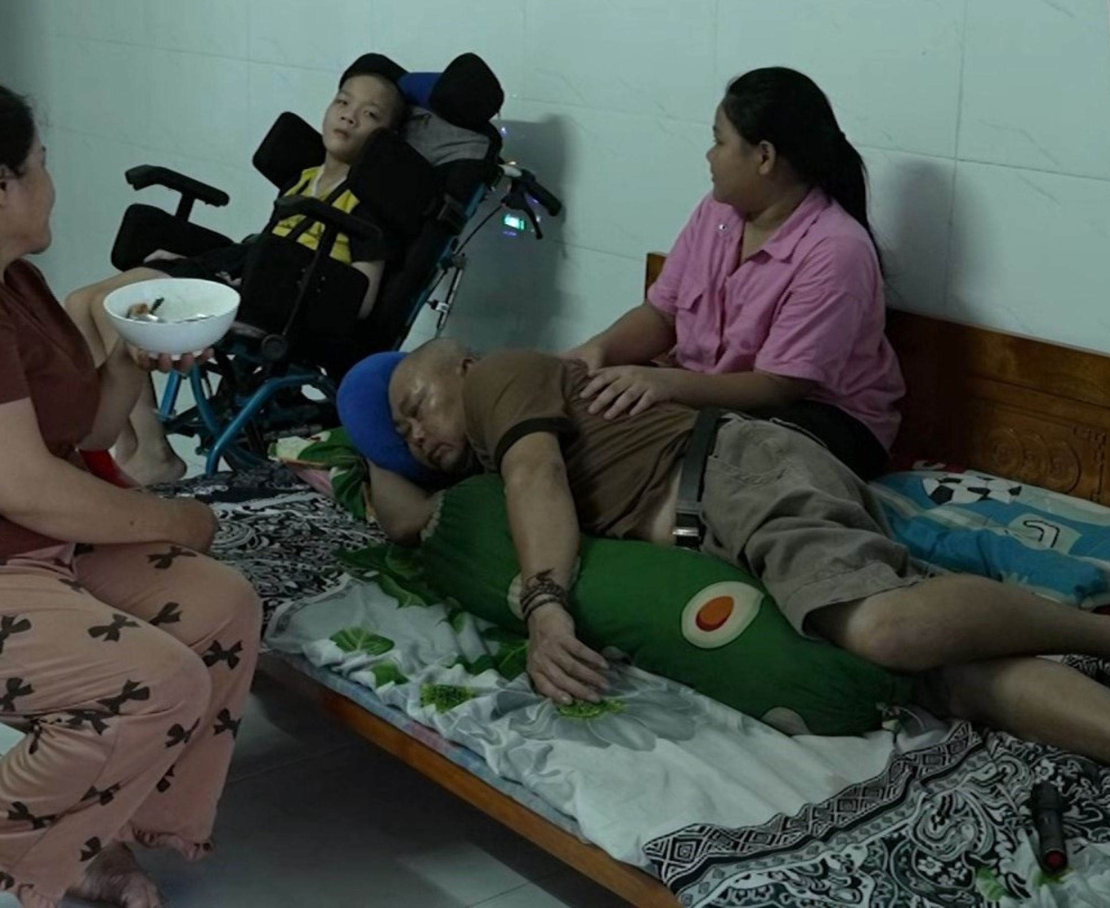 Cả gia đình em Bảo Hân nương náu trong phòng trọ nhỏ giữa những tháng ngày khó khăn chồng chất.