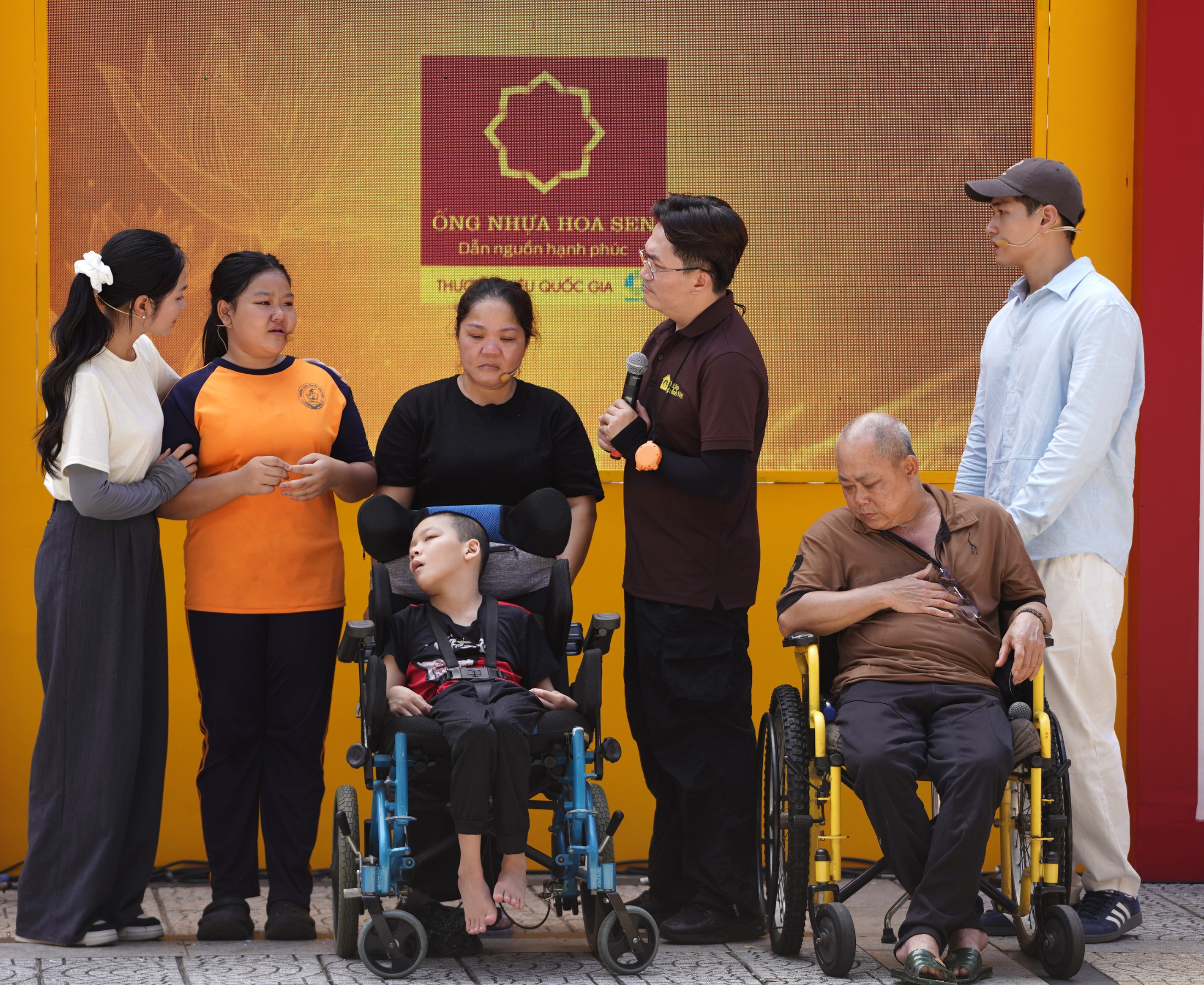 Cảm xúc nghẹn ngào bao trùm chương trình khi ba nghệ sĩ và khán giả lắng nghe hành trình vượt khó của cô bé Bảo Hân, người con hiếu thảo trong gia đình nghèo.