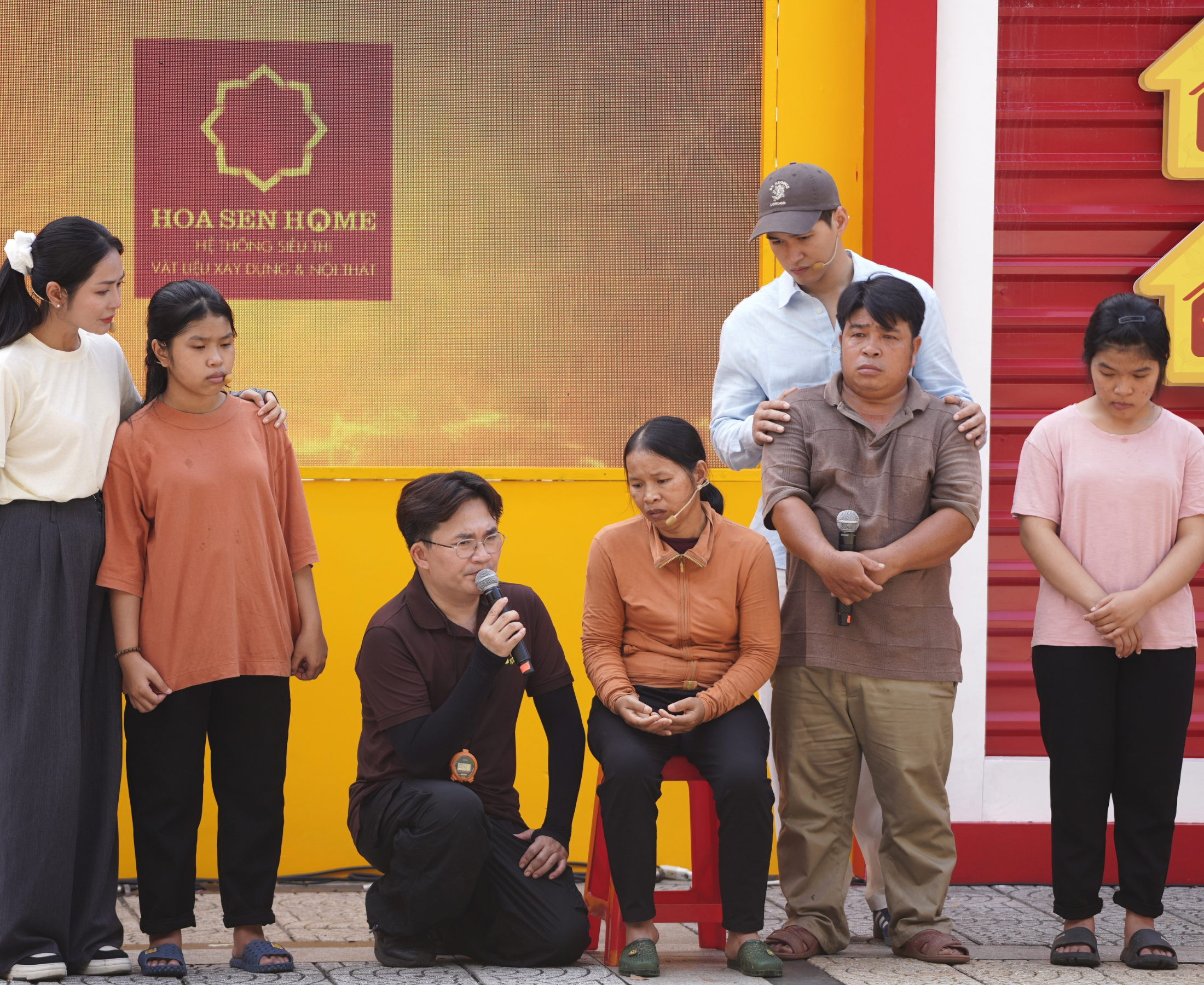 Hai chị em Quỳnh Như và Lê Thị Ly, những đứa trẻ sớm trưởng thành, sẵn sàng hy sinh ước mơ riêng vì gia đình.