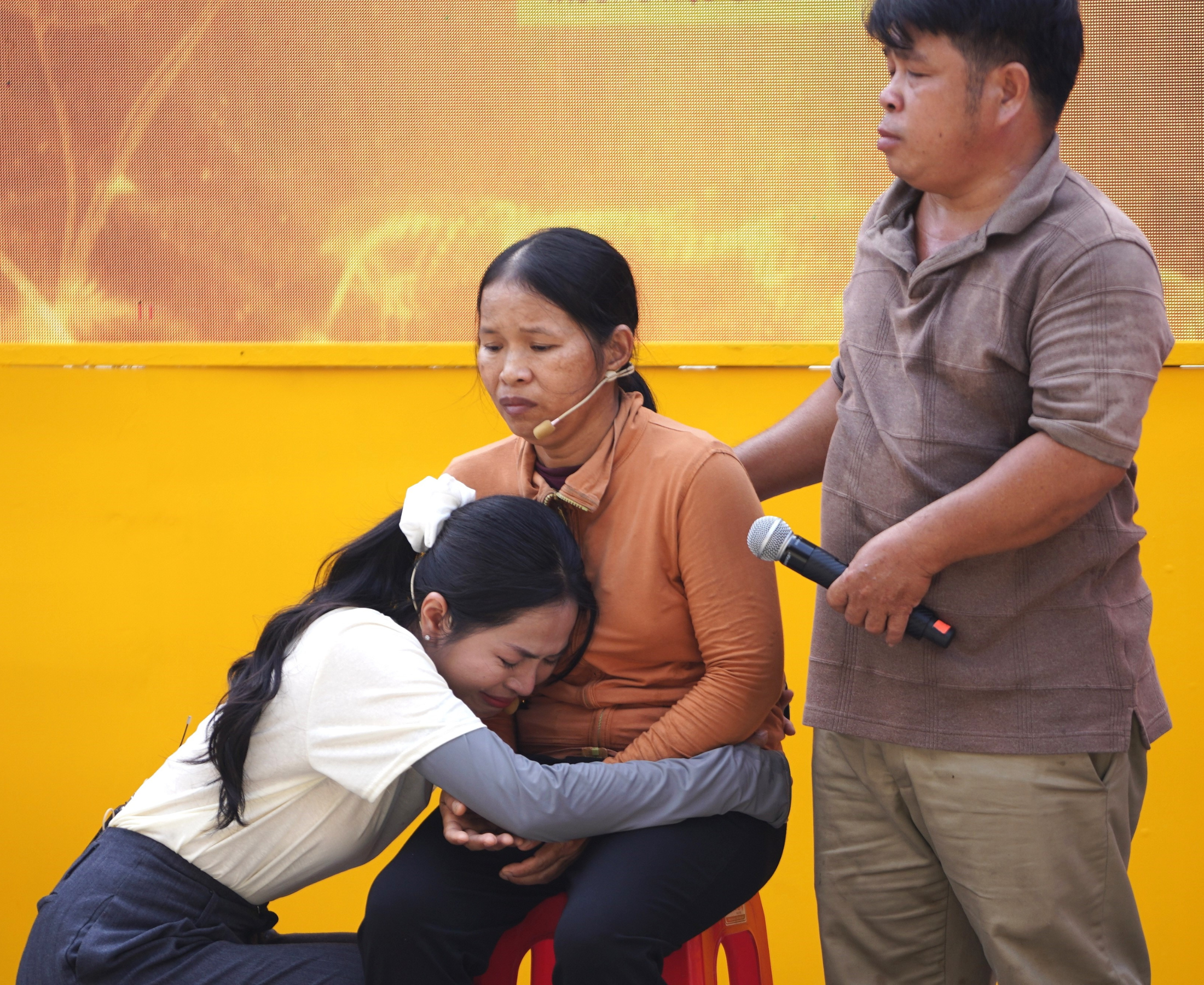 Cảm xúc vỡ òa của ca sĩ Duyên Quỳnh trước những câu chuyện đời thực đầy nước mắt và tình thương trong "Mái ấm gia đình Việt".