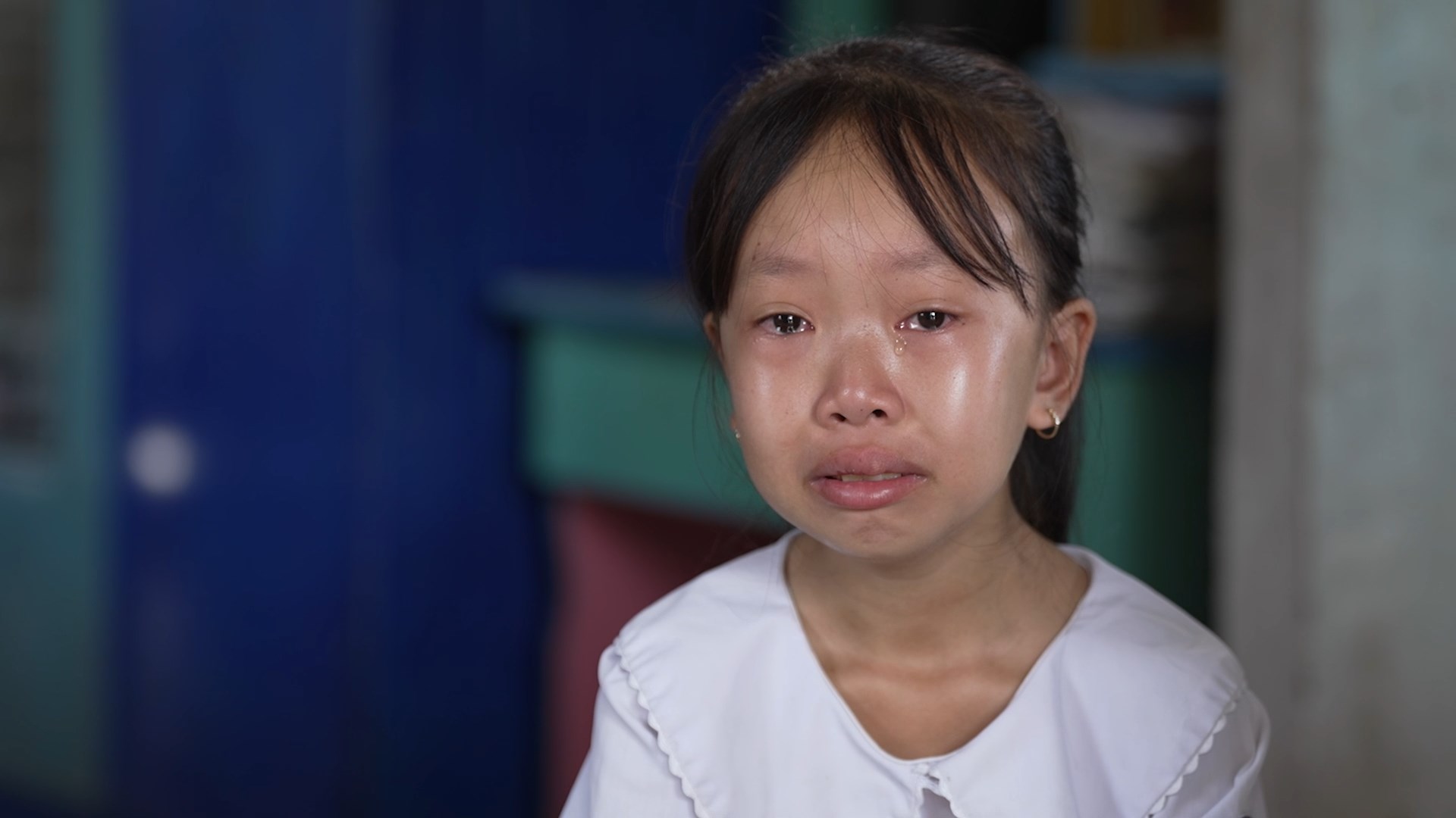 Khi nhắc đến ba và gia đình, em Bảo Ngọc luôn rơi nước mắt.