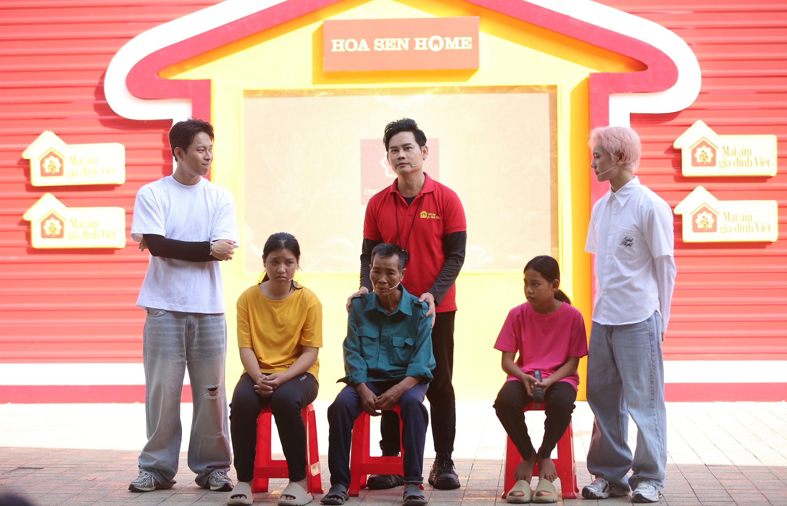 Gia đình em Hồng Ni tại chương trình Mái ấm gia đình Việt.