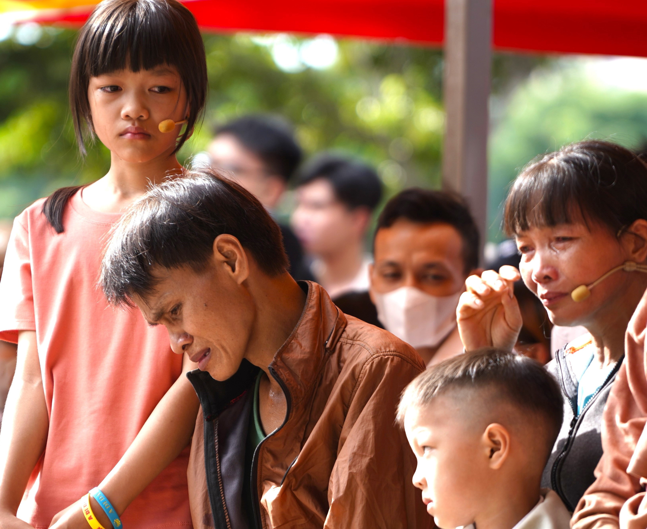 Những giọt nước mắt là nỗi đau, là tình thương, là sự khát khao được vươn lên thoát khỏi nghèo khó và bệnh tật.