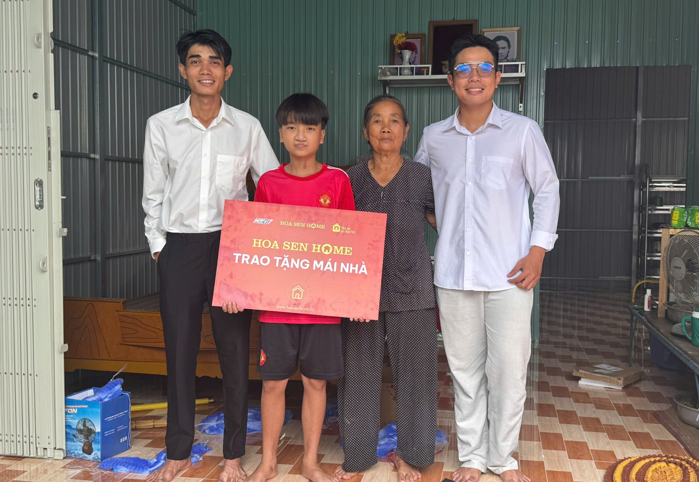 Hoàn cảnh em Nguyễn Trọng Hữu cùng bà đón nhận sự hỗ trợ từ Tập đoàn Hoa Sen.