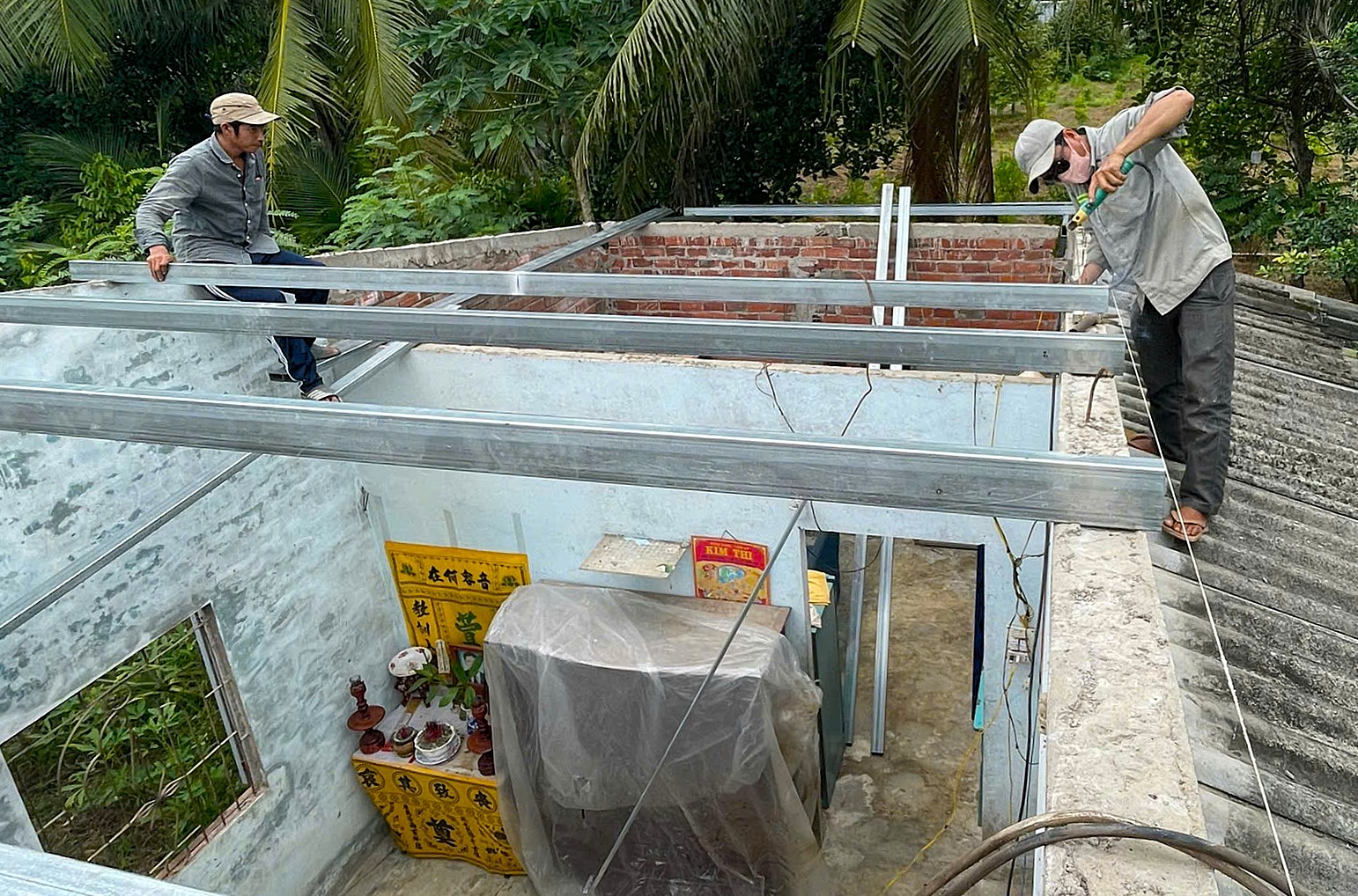 Ngôi nhà mà cả gia đình em Ngọc sống đã xuống cấp trầm trọng, nay đã được Tập đoàn Hoa Sen lợp mái tôn, dựng vách và xà gồ. 