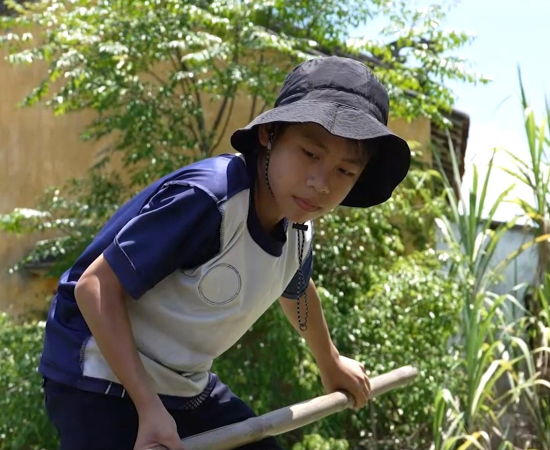 Tuổi còn nhỏ nhưng Thi Văn Nam đã sớm gánh vác việc nhà, trở thành chỗ dựa tinh thần và đôi mắt cho người mẹ khiếm thị.