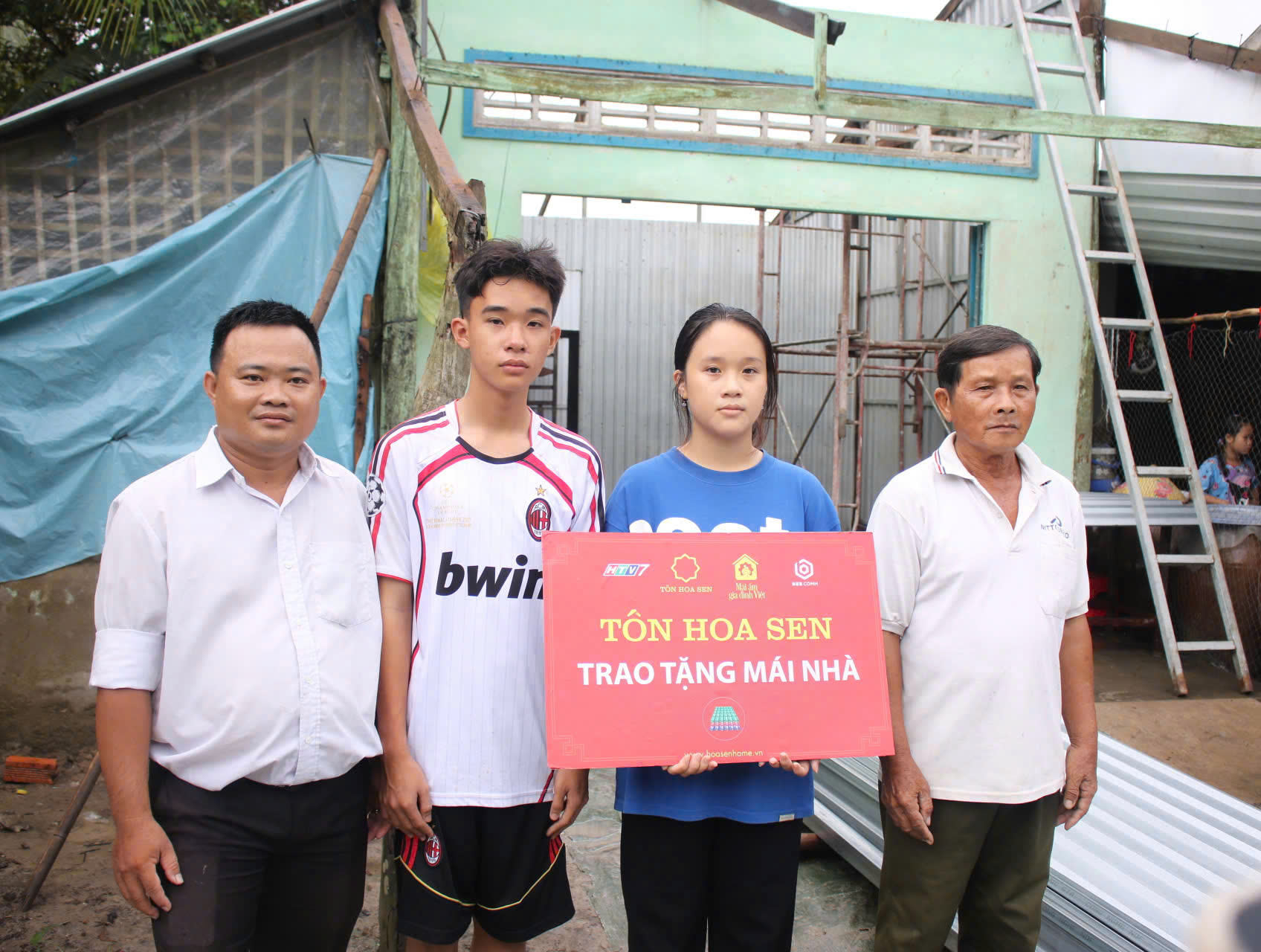 Tập đoàn Hoa Sen đồng hành cùng chương trình, trực tiếp hỗ trợ xây dựng và sửa chữa 7 công trình nhà ở cho các hoàn cảnh đặc biệt khó khăn.