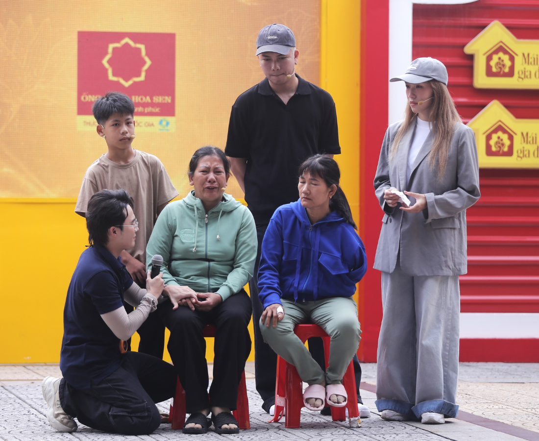 Không kìm được xúc động, chị Hoa nghẹn ngào rơi nước mắt khi kể về hành trình làm mẹ đơn thân trong cảnh khiếm thị, lo sợ con trai thiếu thốn cả vật chất lẫn tình cảm.