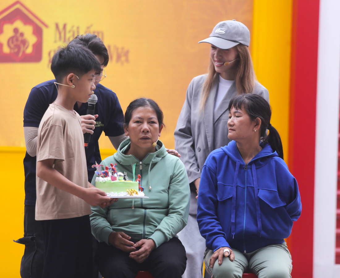 Em Thi Văn Nam cầm chiếc bánh sinh nhật dành tặng mẹ khiếm thị. Điều ước giản dị nhưng đầy cảm động của cậu bé 12 tuổi.