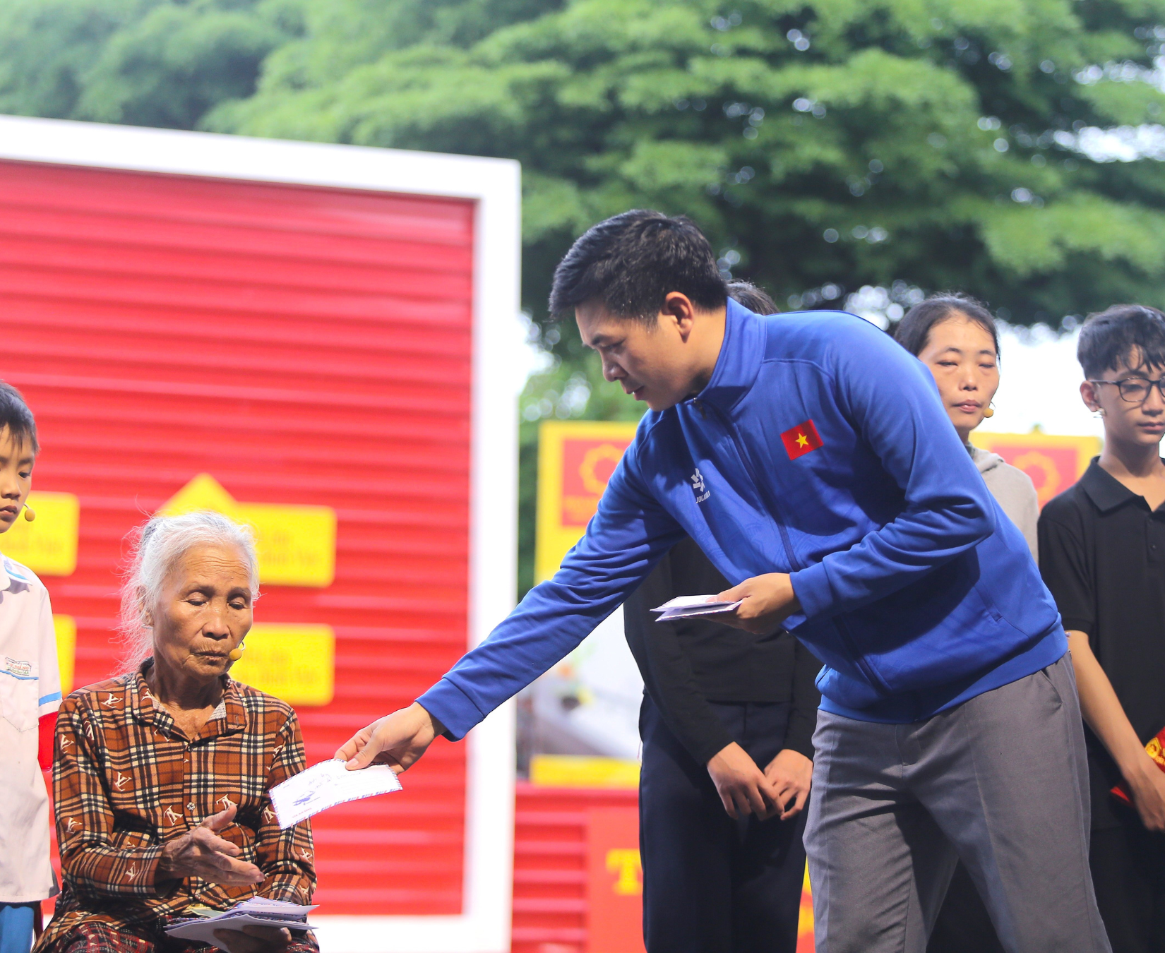 Cùng với Tập đoàn Hoa Sen, nghệ sĩ, khán giả, mạnh thường quân đã chung tay quyên góp, trao gần 700 triệu đồng trong 1 tập Mái ấm gia đình Việt.