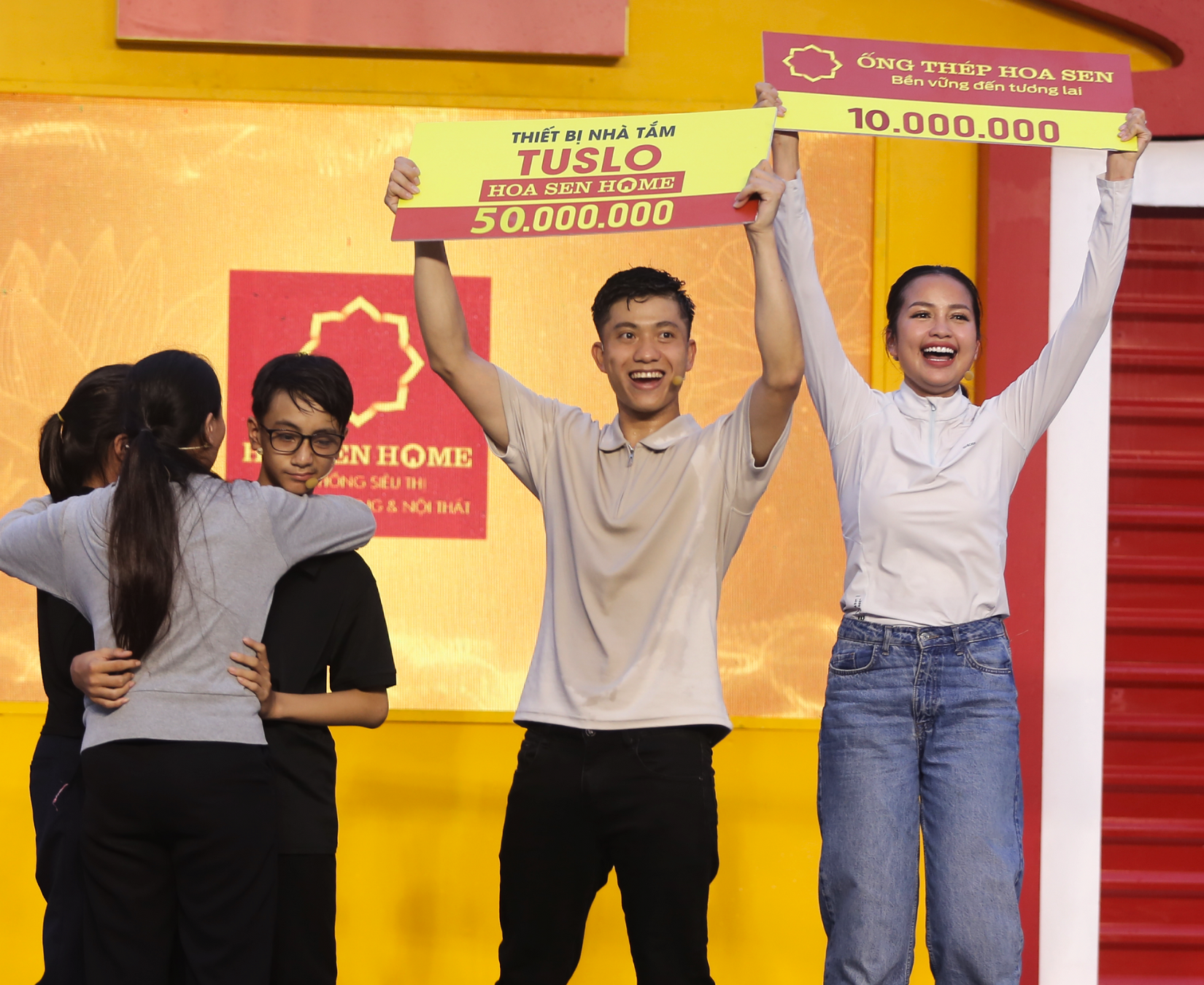 Cầu thủ Văn Đức và Hoa hậu Ngọc Châu không chỉ hết mình trong các thử thách mà còn lắng nghe, sẻ chia cùng những hoàn cảnh tại trường quay.