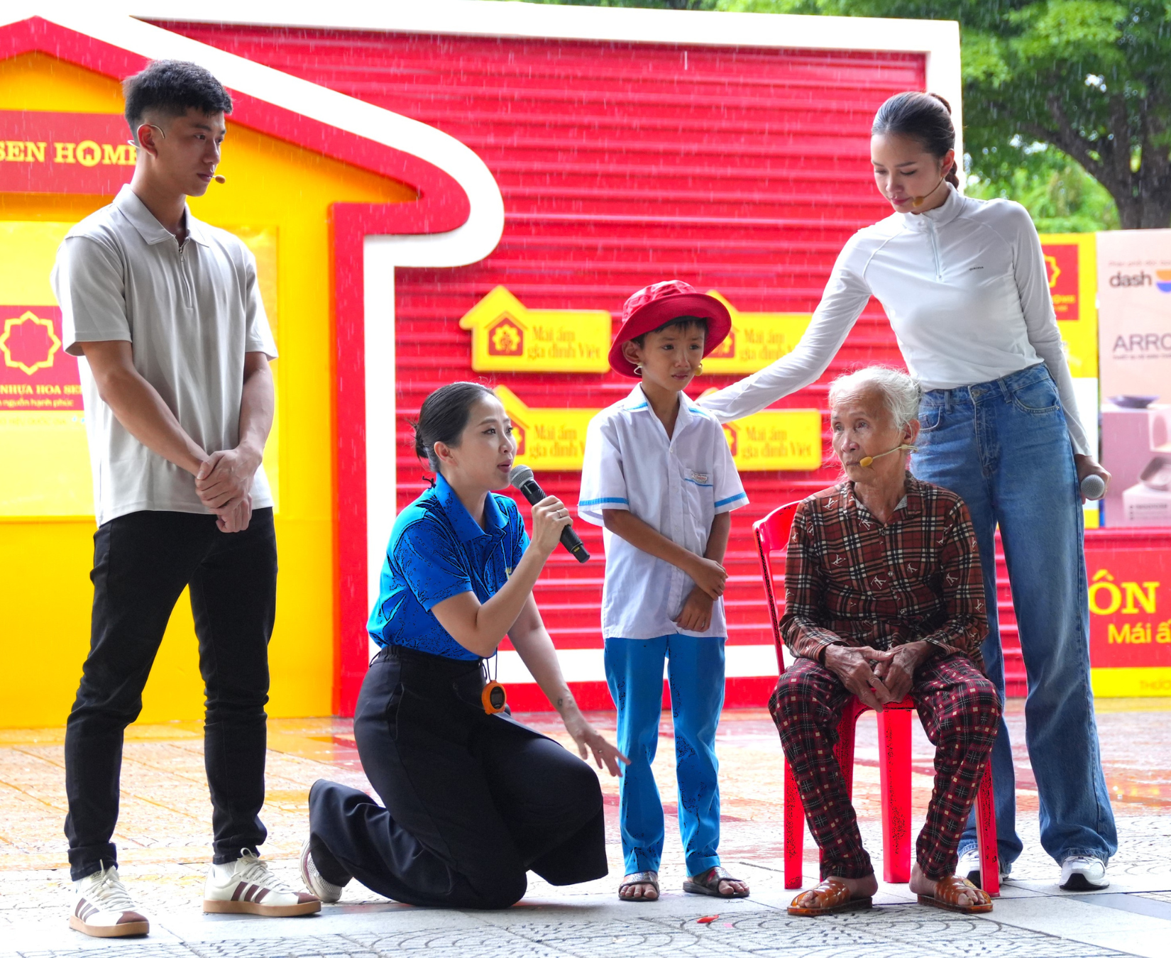 Câu chuyện của Minh Huy cùng bà ngoại và bà cố khiến cả trường quay lặng người.