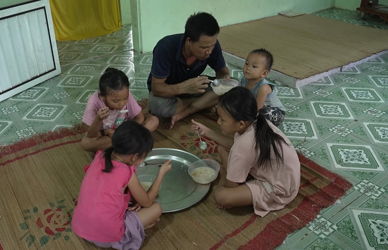 Anh Hồ Văn Định, người cha sinh năm 1990 vừa lo cho bốn con nhỏ, vừa chăm cha già bị tai biến, sau khi vợ mất vì nhiễm trùng máu cuối tháng 6/2025.