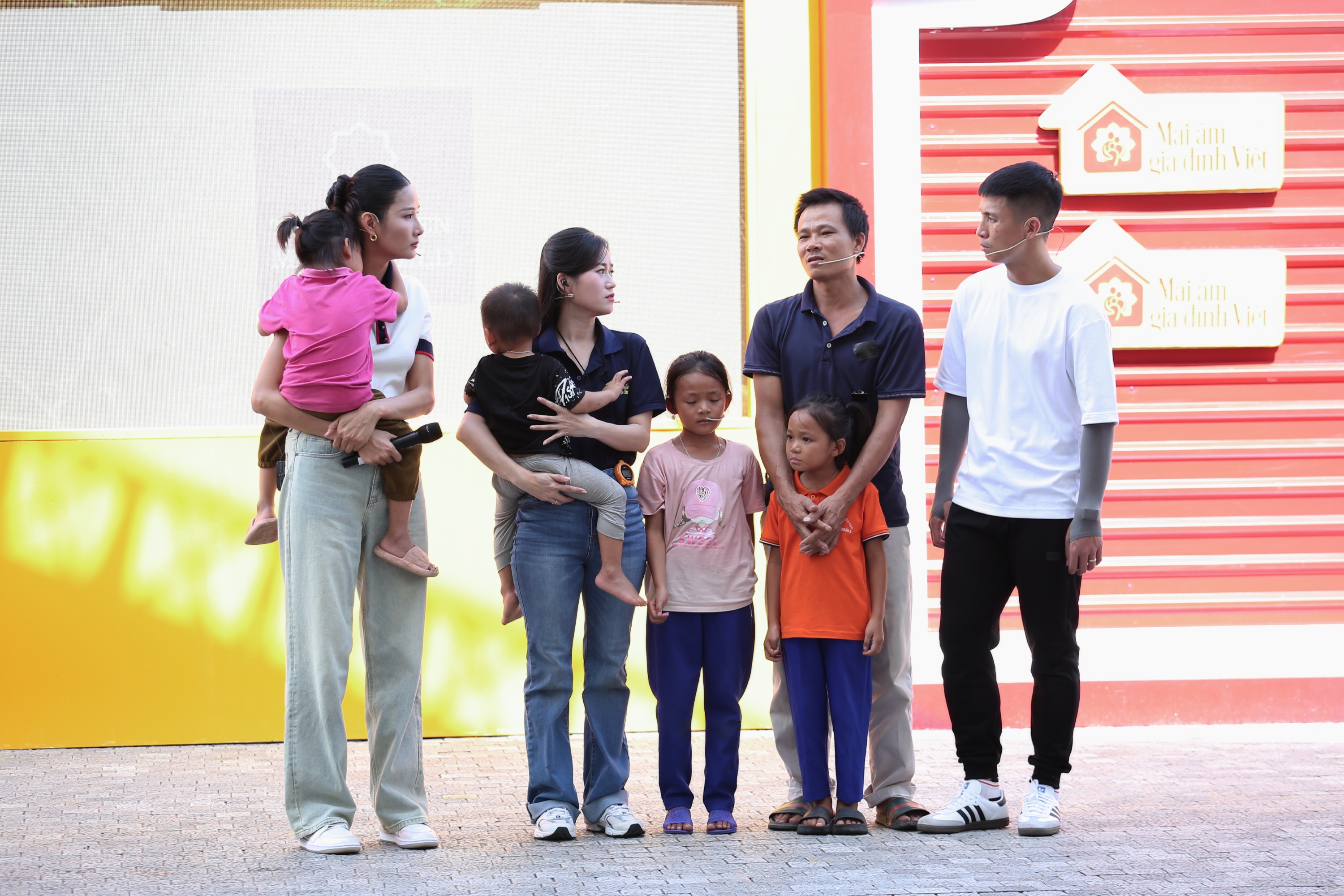 Bốn đứa trẻ ngây thơ vẫn chưa hiểu hết sự mất mát, cảnh tượng khiến MC và khách mời không thể kìm lòng.