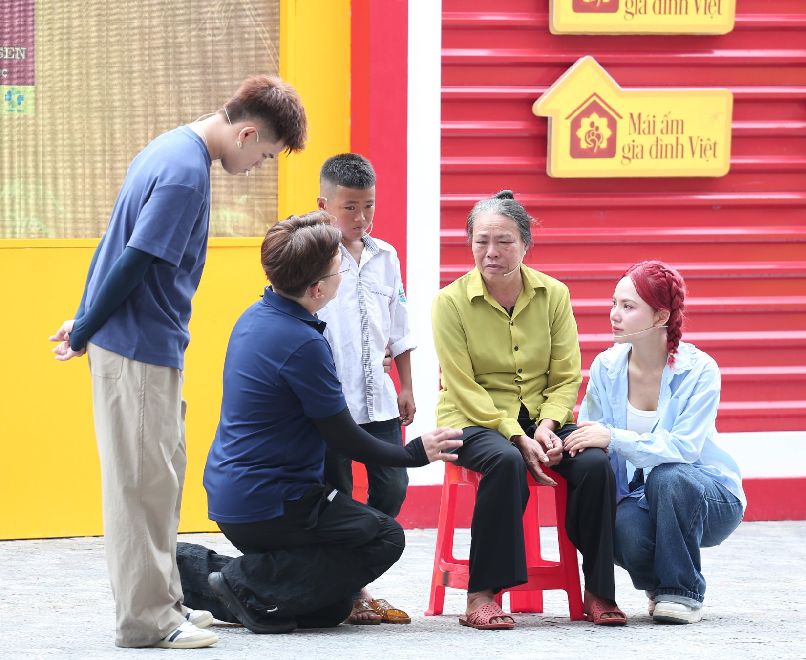 Ca sĩ Nguyễn Thái Học nghẹn lòng khi nghe Khánh Dương nói: “Con sẽ cố gắng thay mẹ chăm bà”.