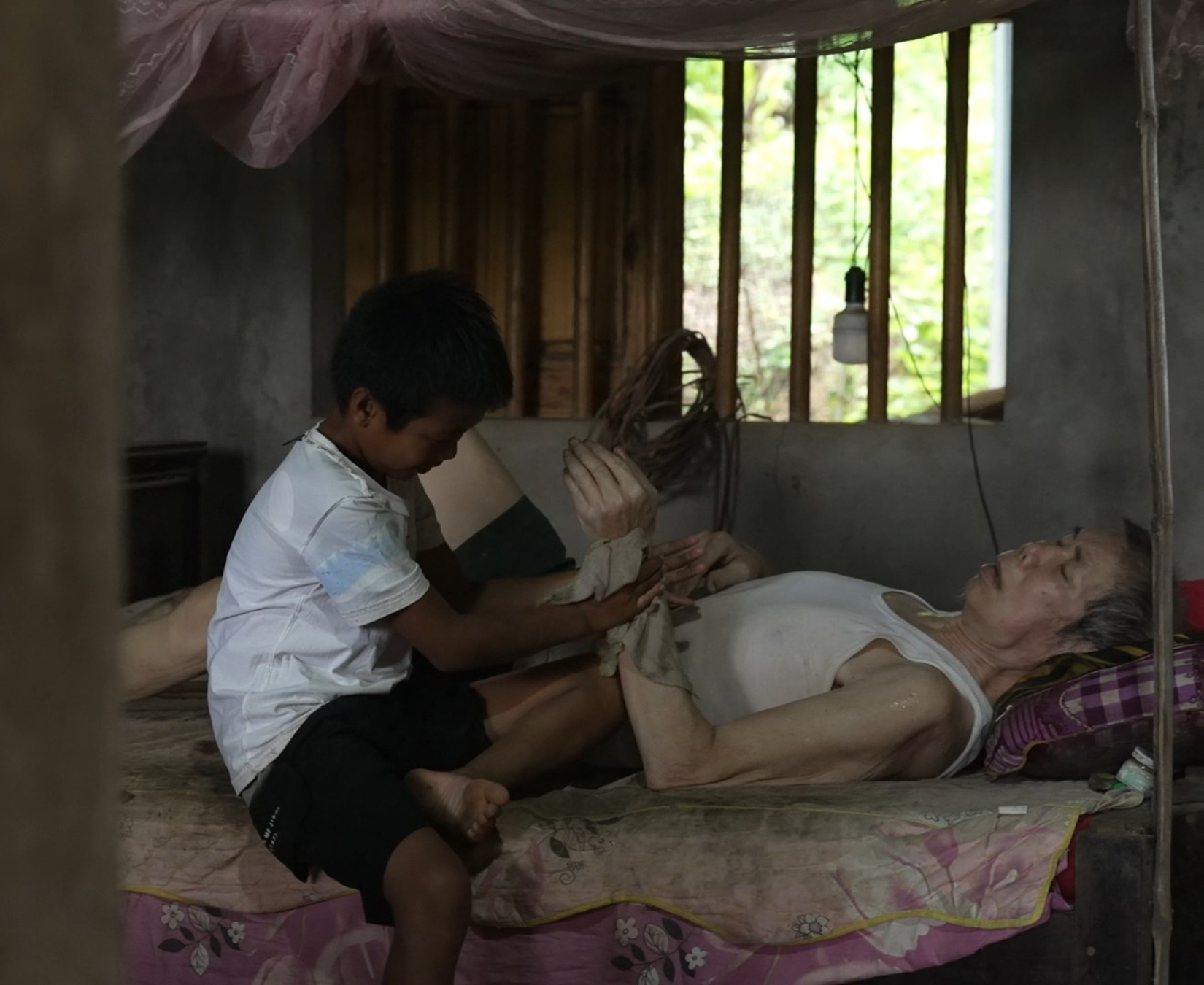 Ông ngoại Khánh Dương nằm liệt giường suốt nhiều năm sau tai biến, mọi sinh hoạt phụ thuộc hoàn toàn vào vợ và cháu.