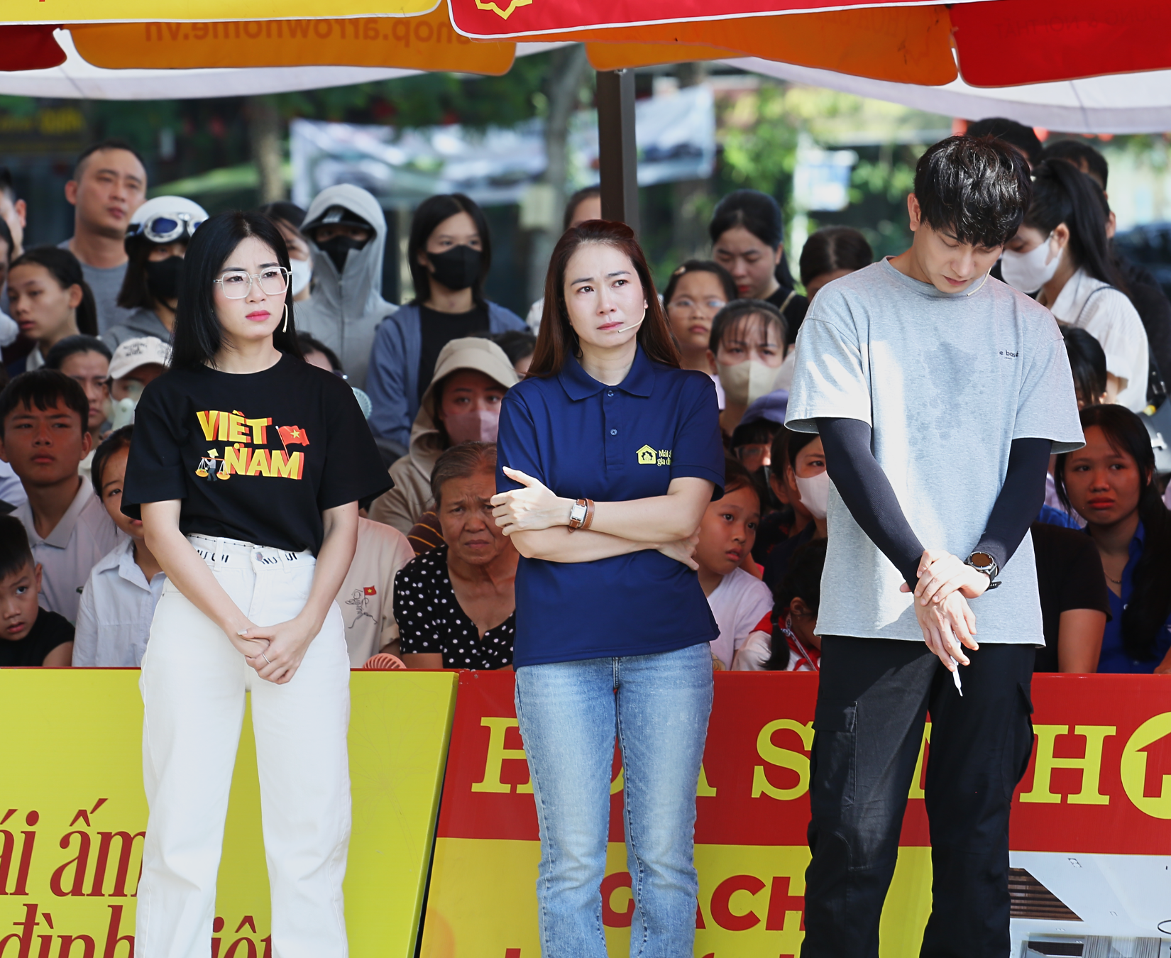 MC Thanh Thảo cùng các nghệ sĩ lặng người khi lắng nghe câu chuyện của em Nguyễn Hữu Bảo.