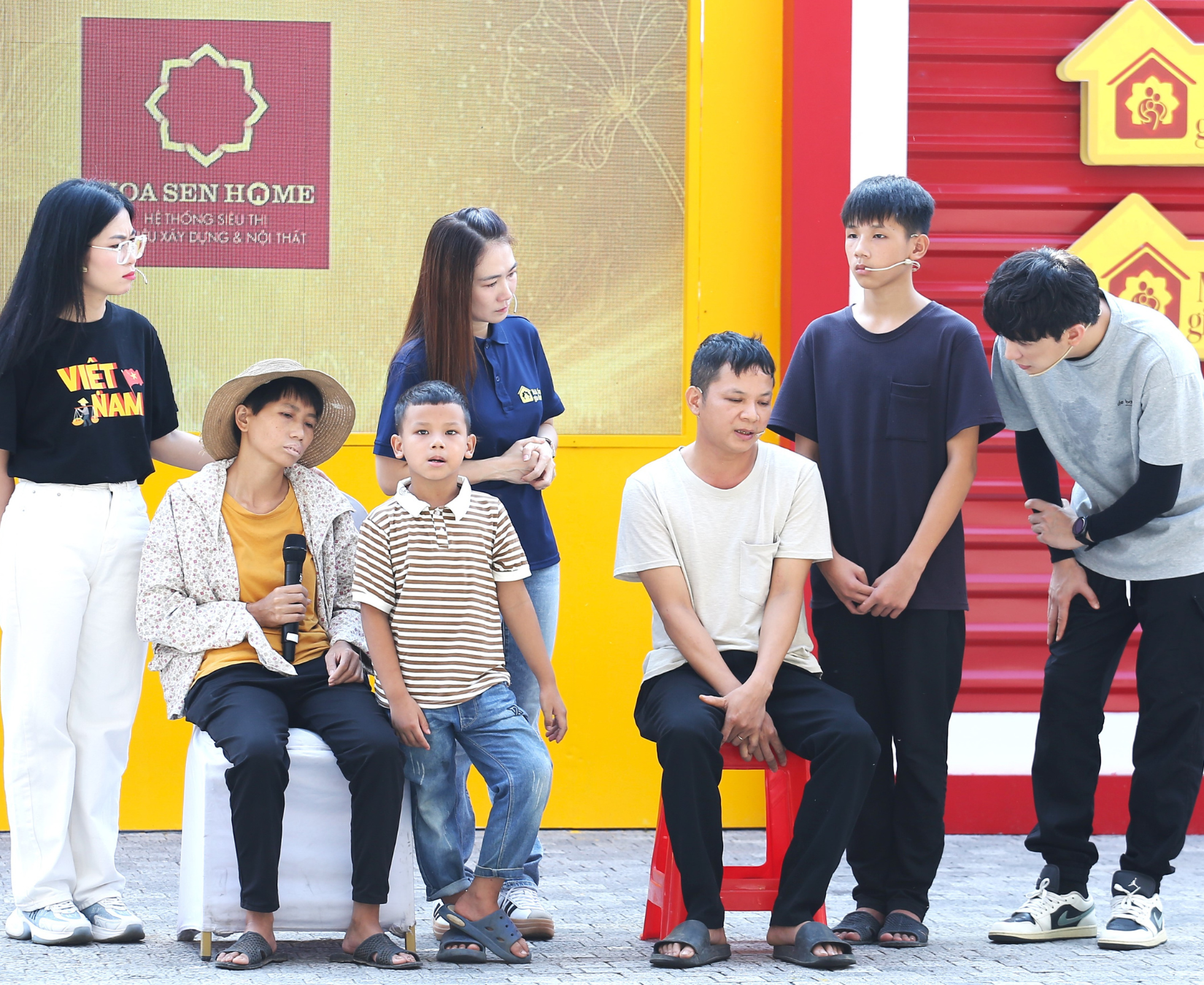 Mẹ của Bảo, chị Đỗ Thị Quyên đang trong quá trình điều trị bệnh K não giai đoạn 2, sức khỏe suy yếu rõ rệt tại trường quay.