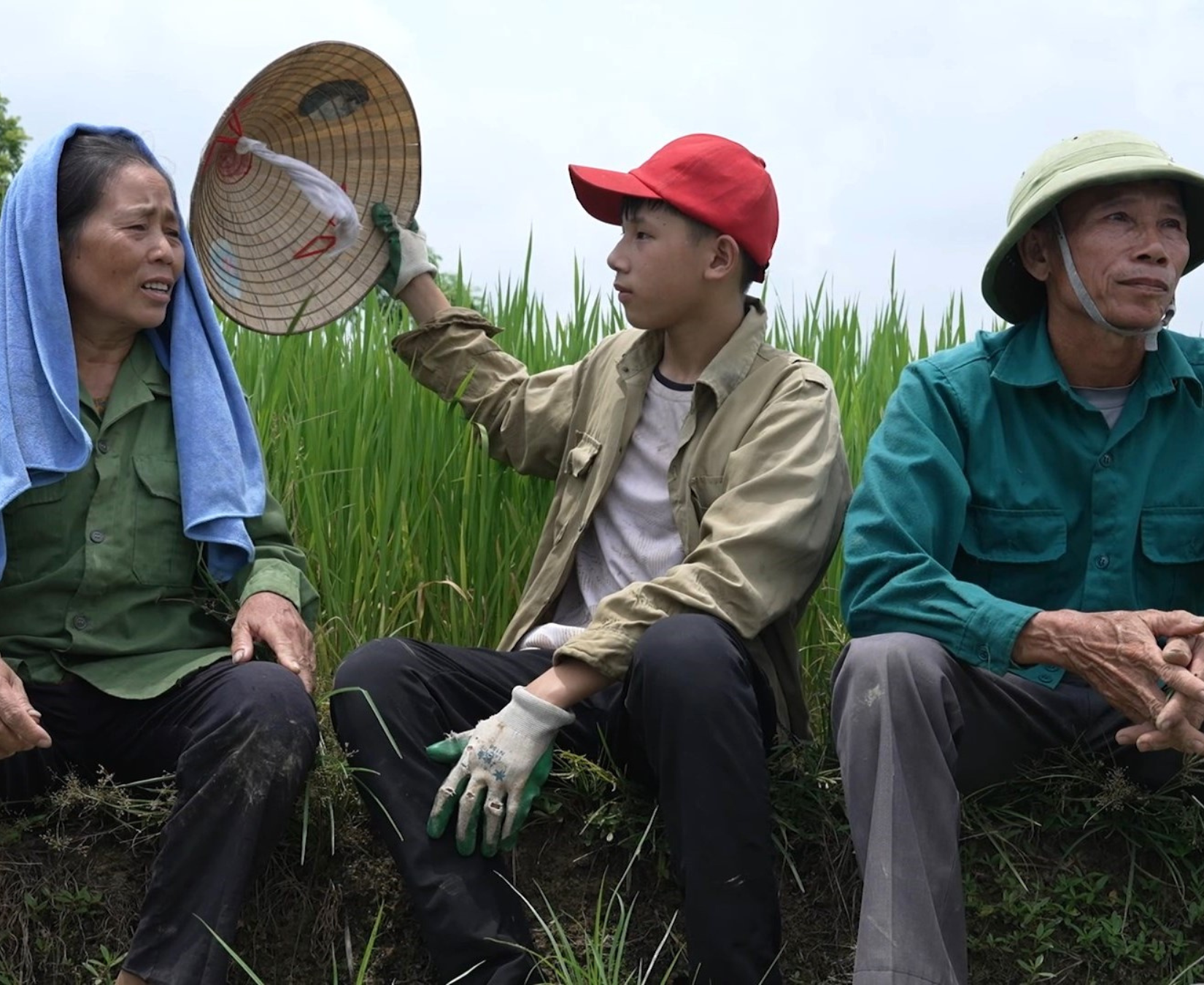 Dù mới 13 tuổi, Hữu Bảo đã biết phụ giúp ông bà ngoại công việc đồng áng, đỡ đần phần nào gánh nặng trong gia đình.