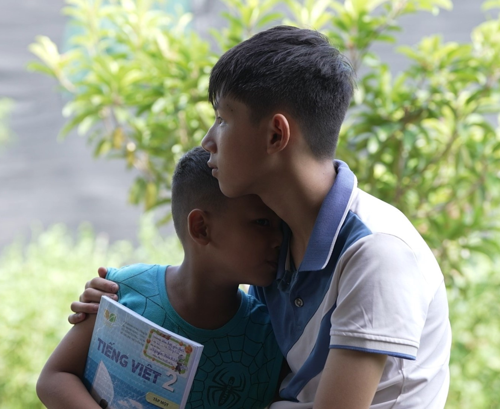 Hai anh em Hữu Bảo và Hữu Khôi luôn cố gắng học tập, yêu thương và chăm sóc cho nhau, mong muốn gánh vác phần nào nỗi đau và khó khăn mà cha mẹ đang phải đối mặt vì bệnh tật.