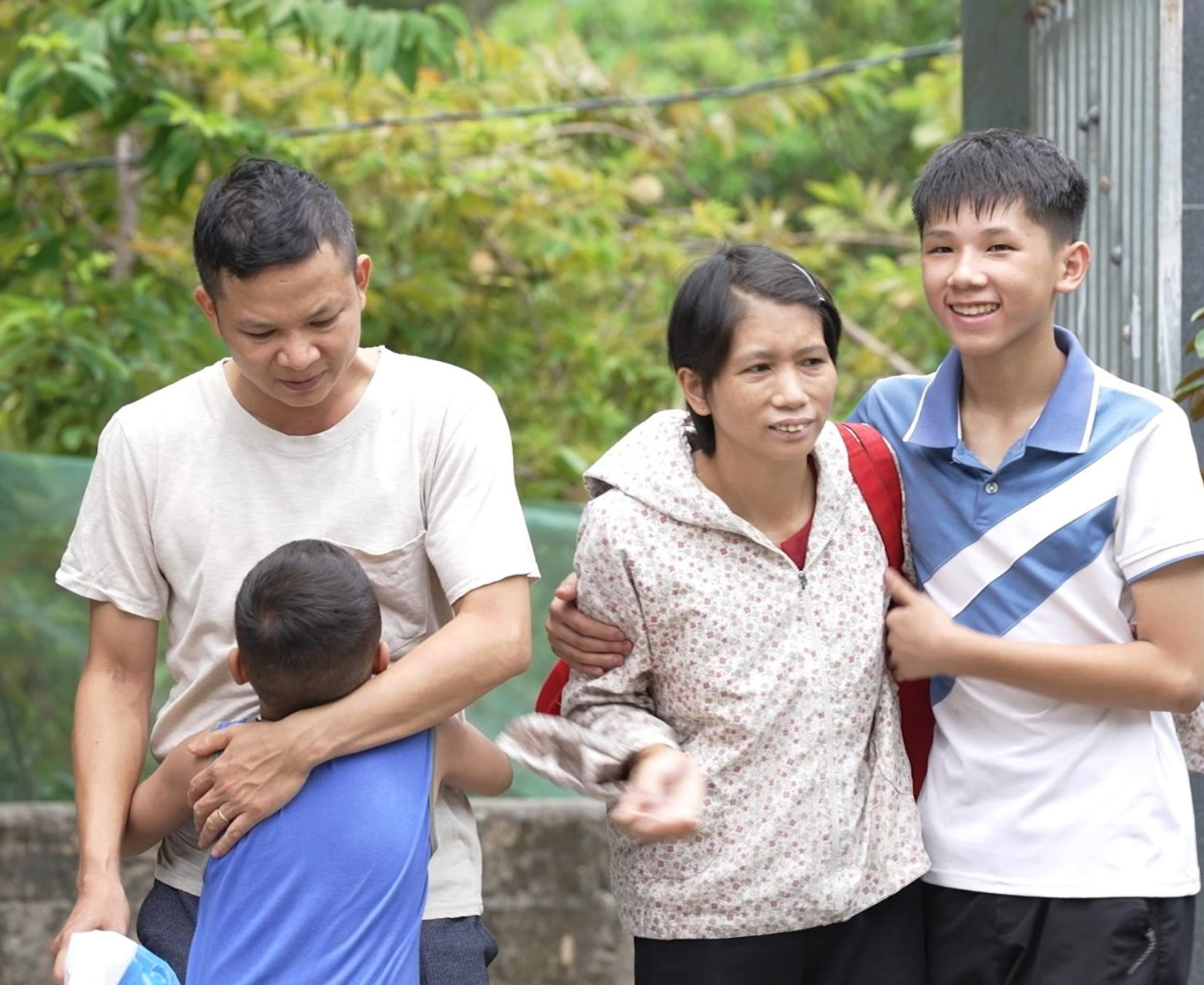 Khoảnh khắc hiếm hoi cả gia đình em Hữu Bảo nở nụ cười, nhưng đằng sau nụ cười ấy là những lo toan, đau đáu cho cuộc sống còn nhiều khó khăn phía trước.