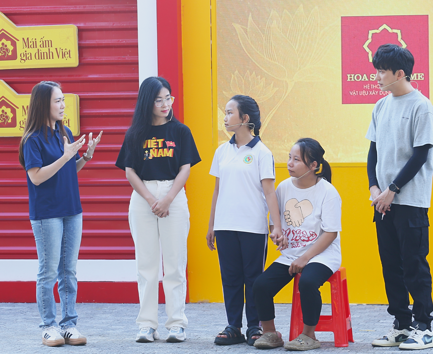 Người dì ruột khuyết tật vẫn quyết tâm cưu mang Quỳnh Chi giữa muôn vàn khó khăn về kinh tế và gia đình.