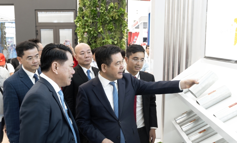 Ông Vũ Văn Thanh – Tổng giám đốc Tập đoàn Hoa Sen đã giới thiệu Bộ trưởng Nguyễn Hồng Diên sản phẩm Hoa Sen Mag Shield.