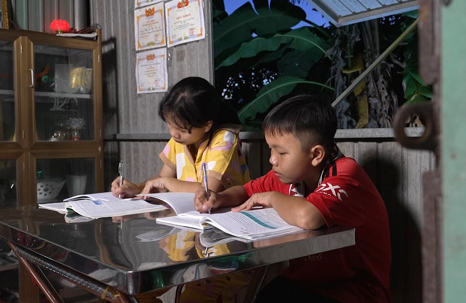 Hai chị em Mẫn Thi luôn nỗ lực vươn lên trong học tập, dù cuộc sống còn nhiều khó khăn