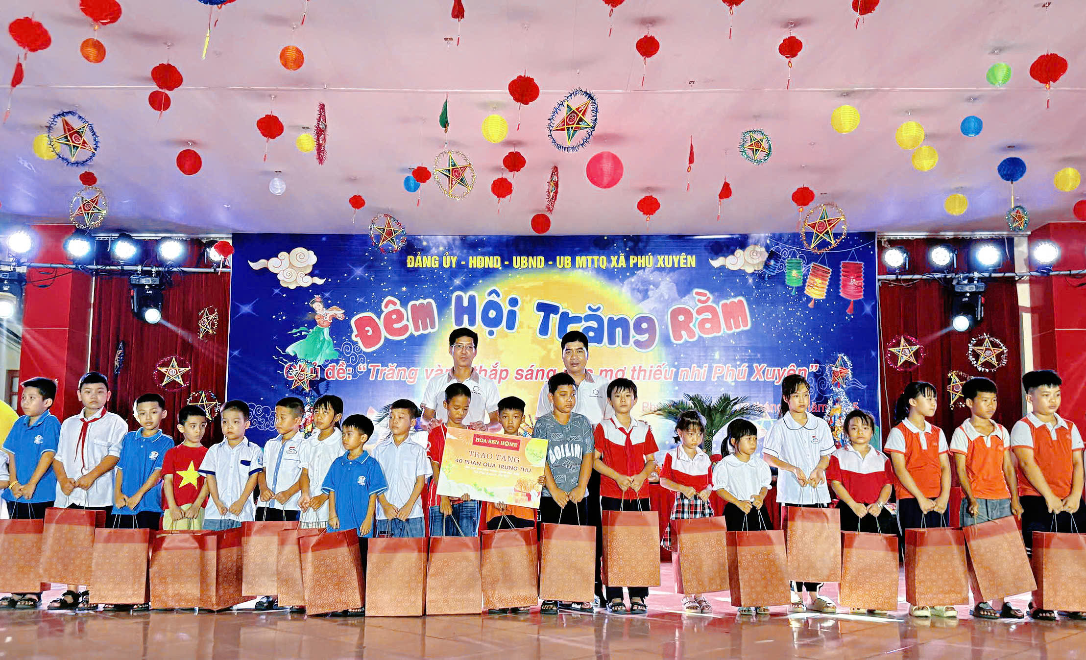 Đại diện Hệ thống Siêu thị Vật liệu xây dựng và Nội thất Hoa Sen Home trao tặng quà Trung thu cho trẻ em có hoàn cảnh đặc biệt tại xã Phú Xuyên, Hà Nội.