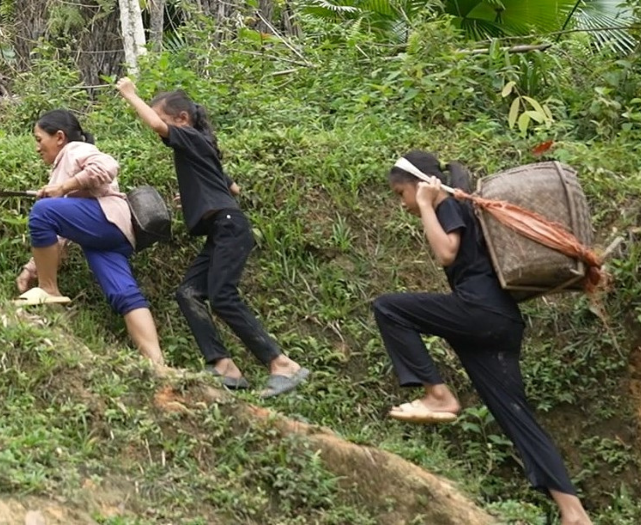 Mỗi bước đi của chị Nhất đều khó nhọc, nhưng bên cạnh là hai cô con gái bé nhỏ tiếp thêm sức mạnh.