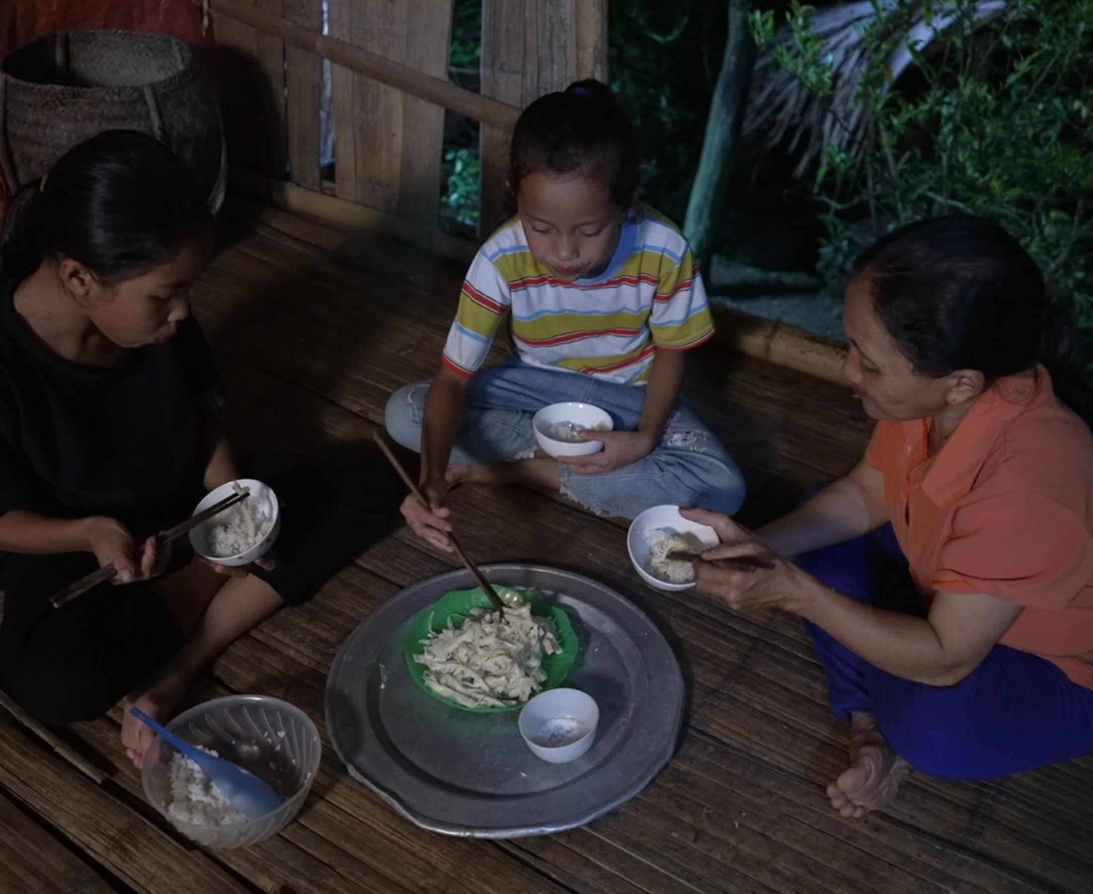 Mâm cơm nhỏ giữa căn bếp đơn sơ – nơi chị Nhất và hai con nương tựa nhau qua những ngày tháng khó khăn.