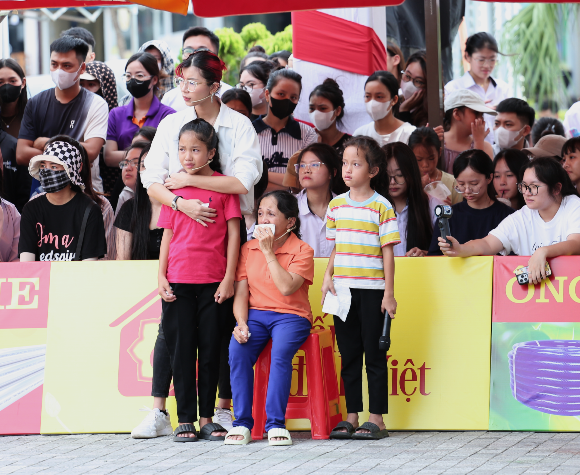 Những giọt nước mắt tủi thân của các bé khiến Đồng Ánh Quỳnh không thể kìm lòng, cô lặng lẽ ôm các em thật chặt.