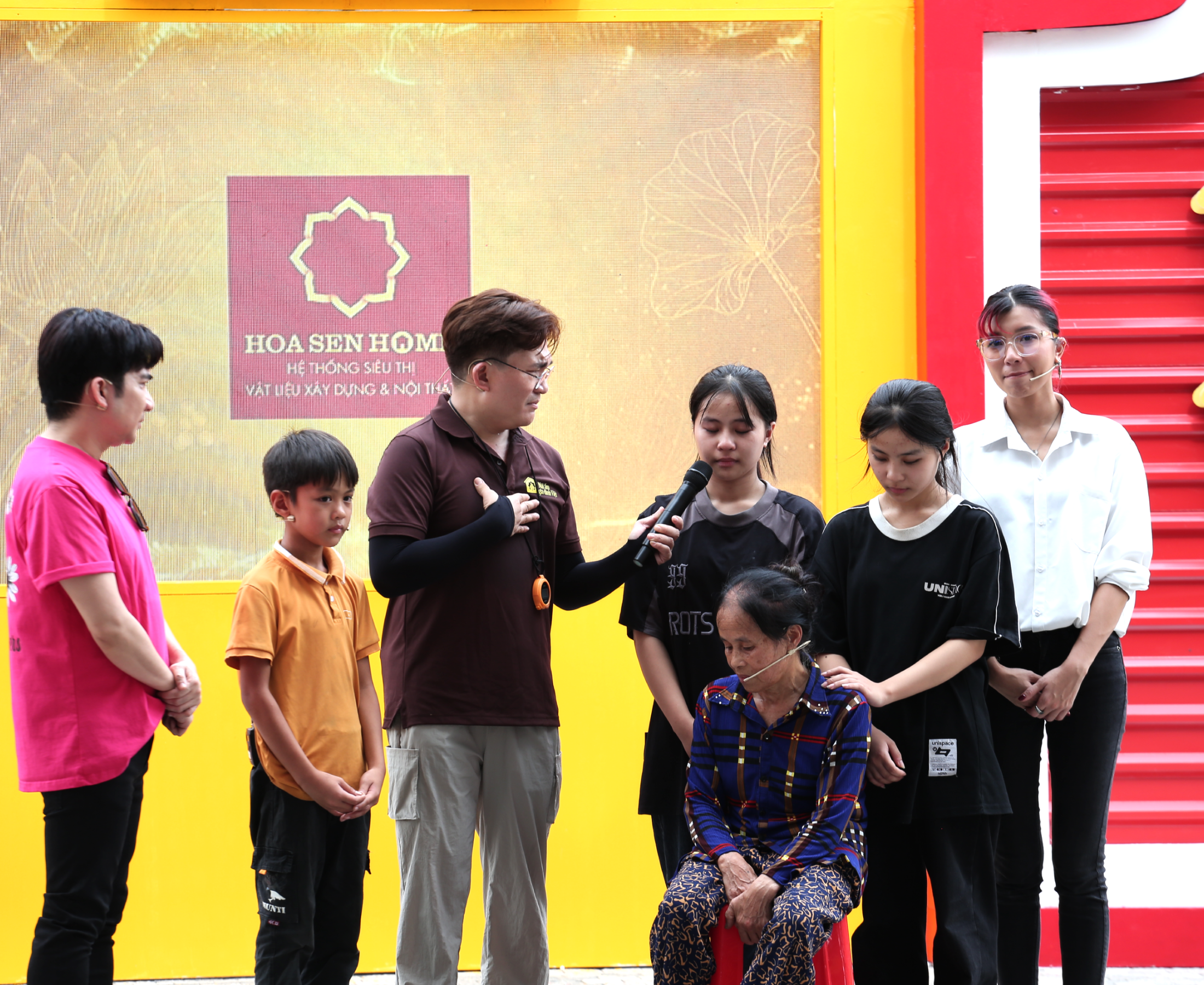 Ba chị em Duy Phước cùng bà nội tại trường quay Mái ấm gia đình Việt.