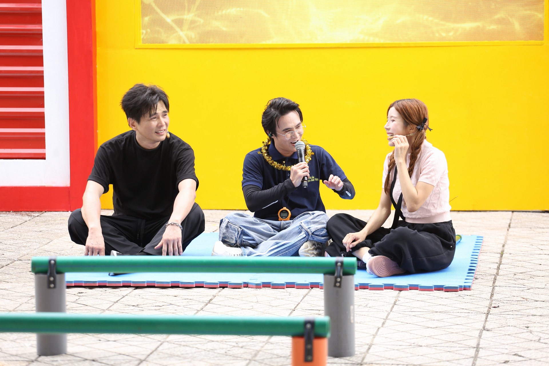 Lâm Hùng và Trang Pháp "lăn xả" tham gia trò chơi cùng các em nhỏ, mang lại tiếng cười sảng khoái cho khán giả.