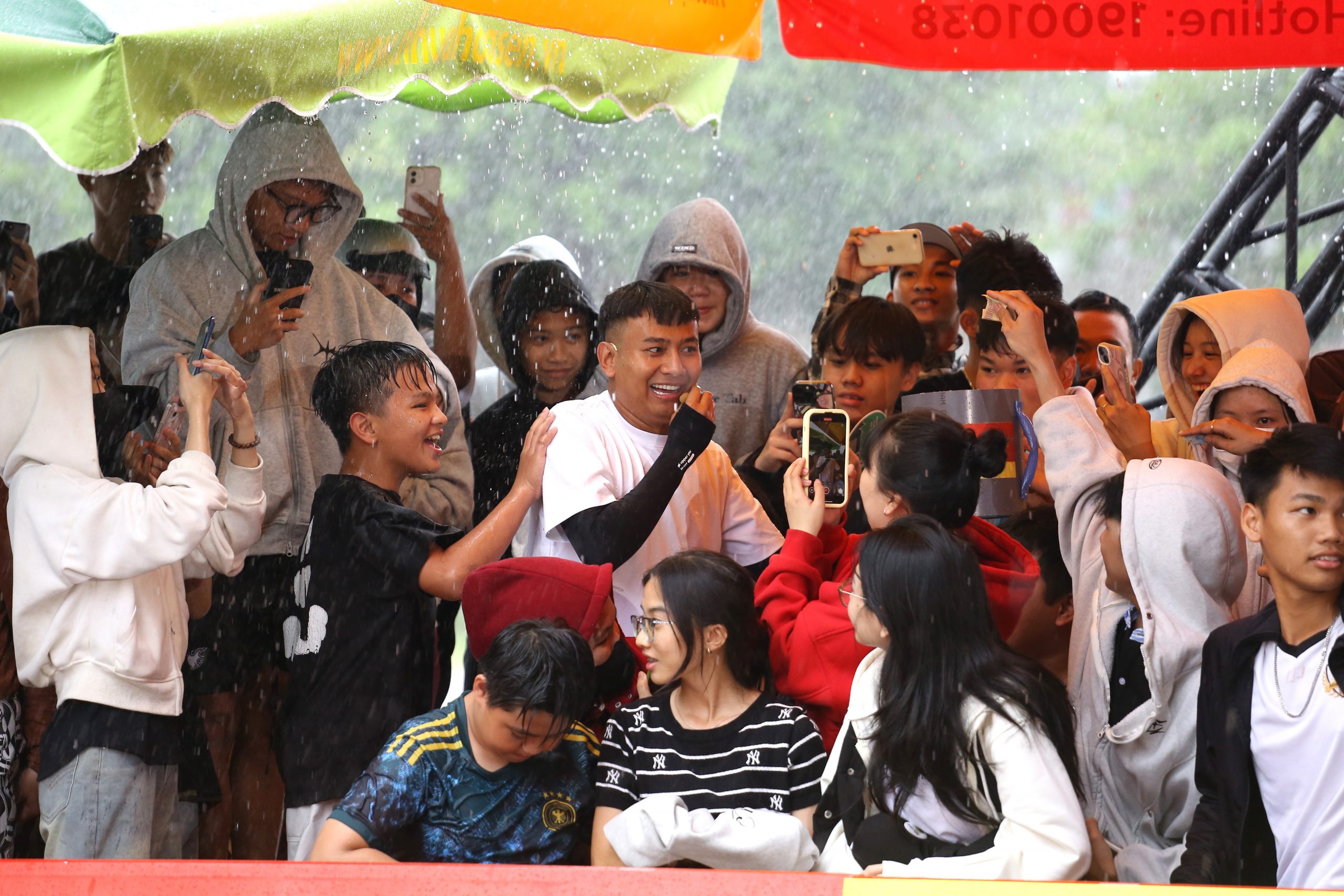 Dù trời mưa, đông đảo khán giả vẫn nán lại tại trường quay để cổ vũ chương trình, giao lưu cùng các nghệ sĩ và đặc biệt là quyên góp ủng hộ các hoàn cảnh.