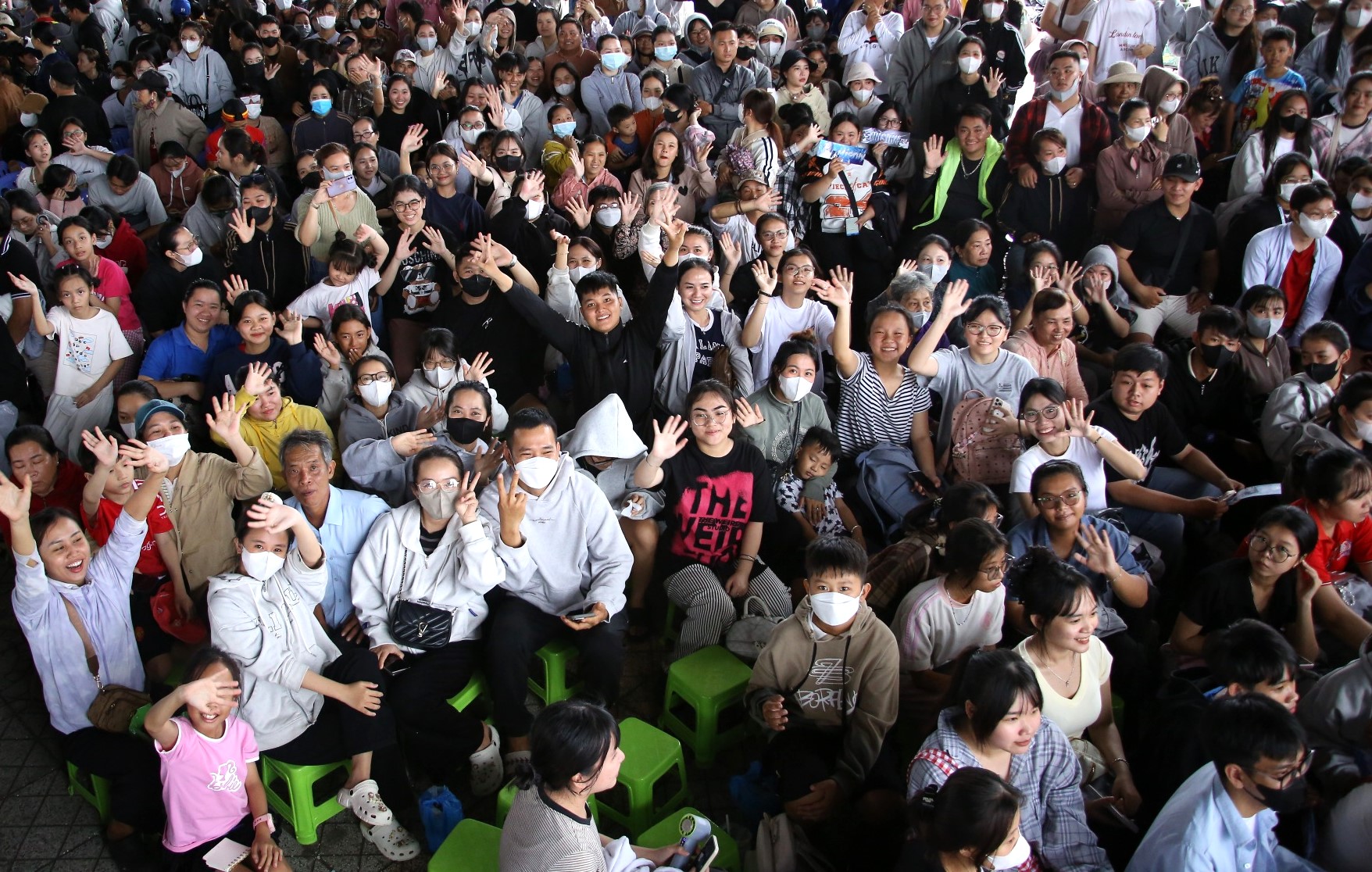 Dù trời mưa to, khán giả vẫn ngồi lại cổ vũ, tiếp thêm tinh thần cho các em nhỏ có hoàn cảnh đặc biệt.