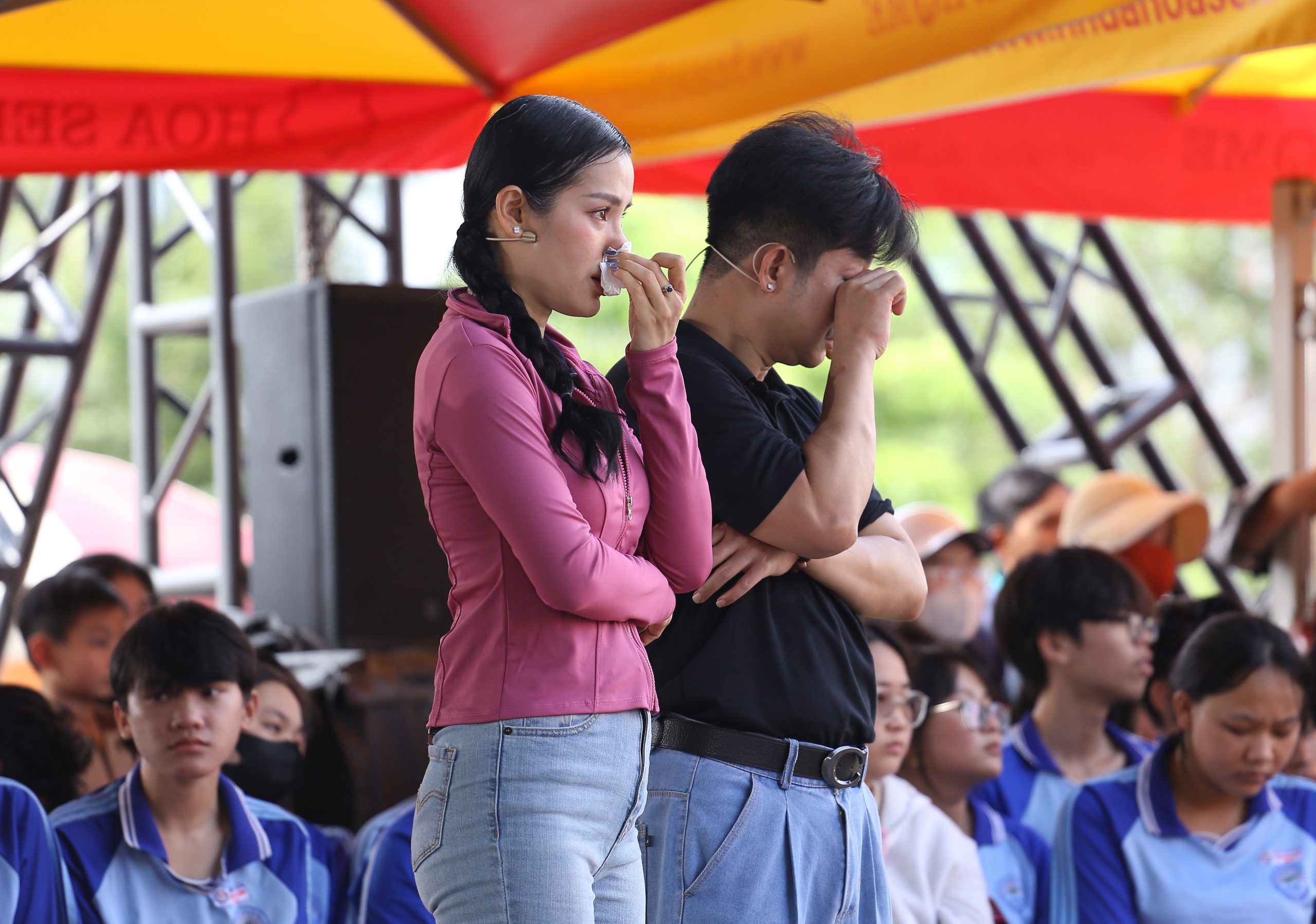 Phương Trinh Jolie nhiều lần bật khóc khi nghe câu chuyện nghị lực của các em nhỏ, nhớ lại tuổi thơ của chính mình và thấu hiểu nỗi vất vả của những người mẹ đơn thân.