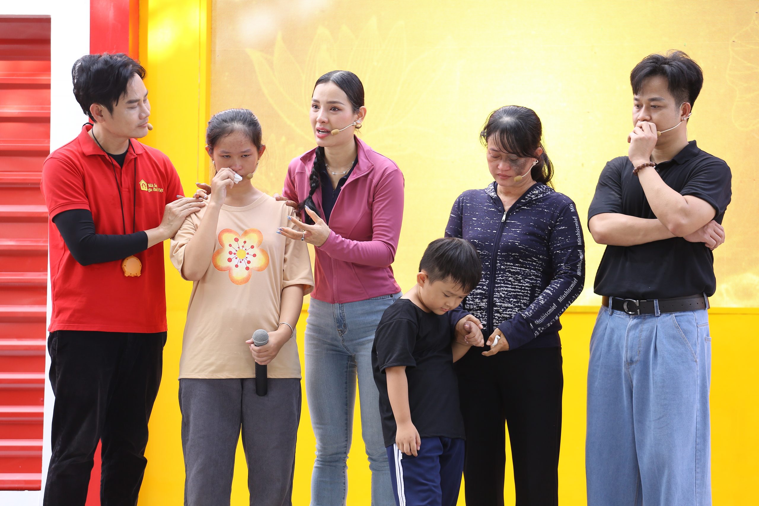 MC Dương Hồng Phúc cùng hai khách mời Quách Tuấn Du và Phương Trinh Jolie nghẹn ngào gửi lời động viên các em nhỏ.