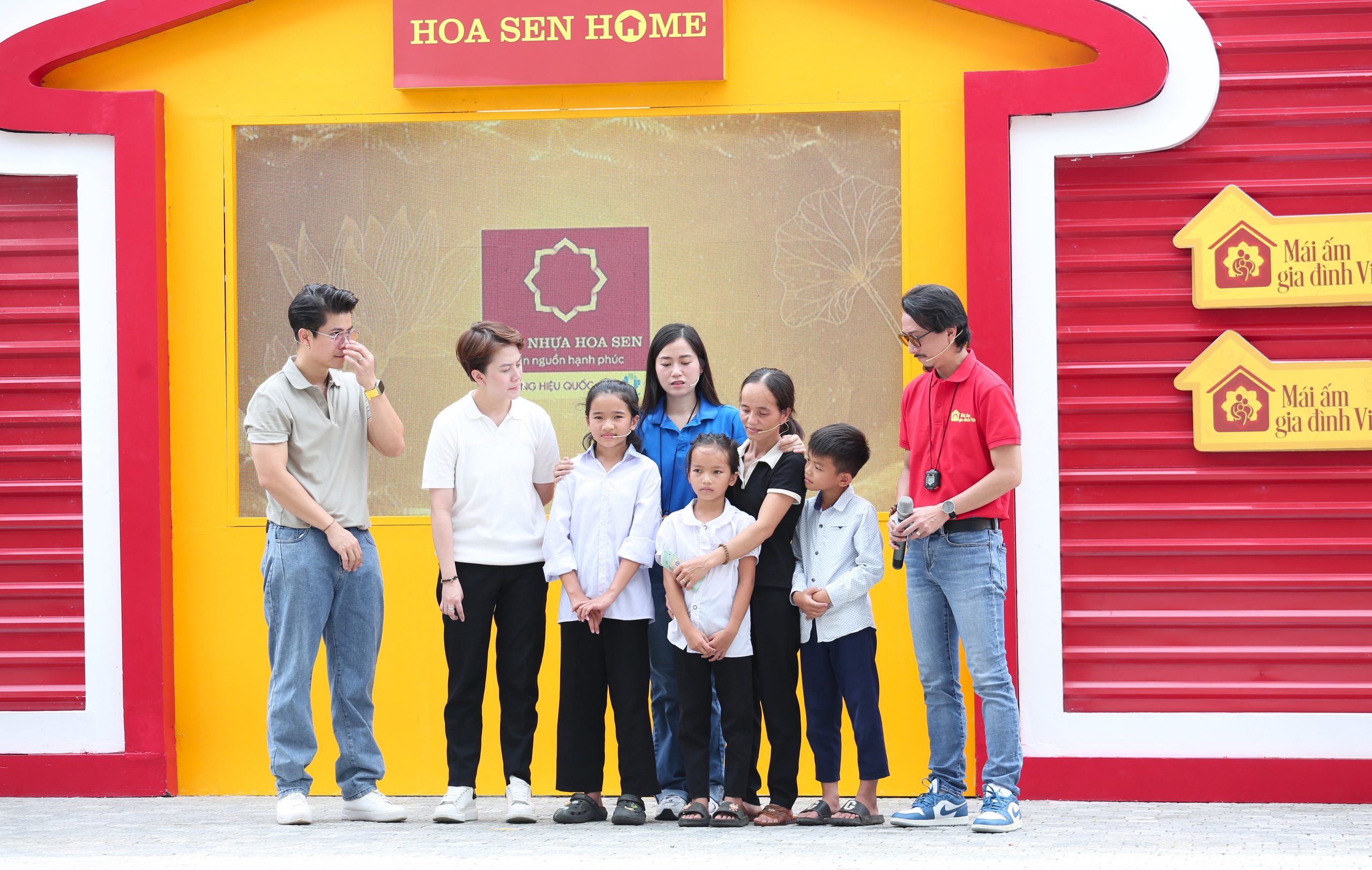 Khoảnh khắc MC, các khách mời và khán giả nghẹn ngào trước câu chuyện của bốn mẹ con em Bảo Hân.