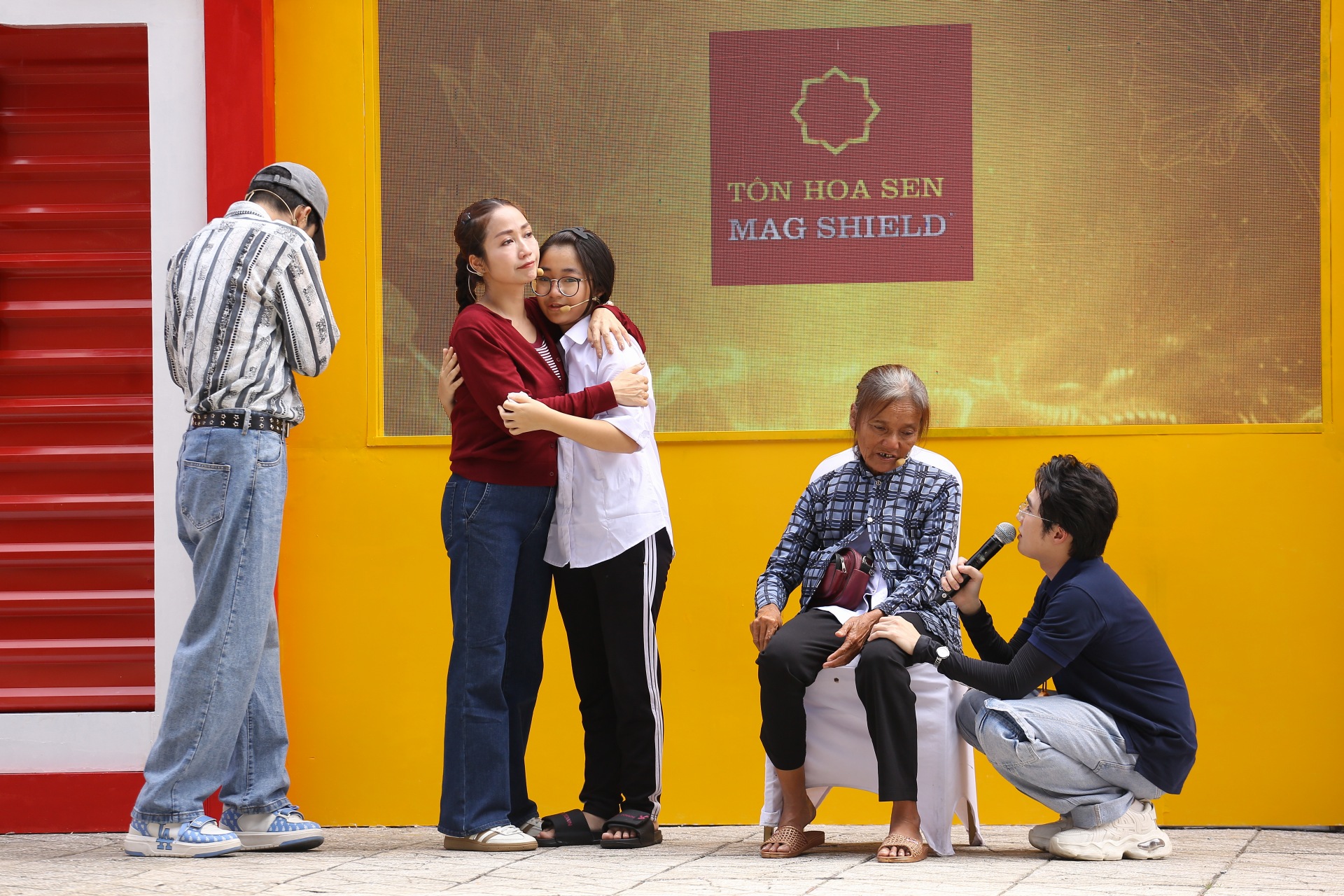 NSƯT Ốc Thanh Vân rưng rưng nước mắt khi lắng nghe câu chuyện mất mát của em nhỏ