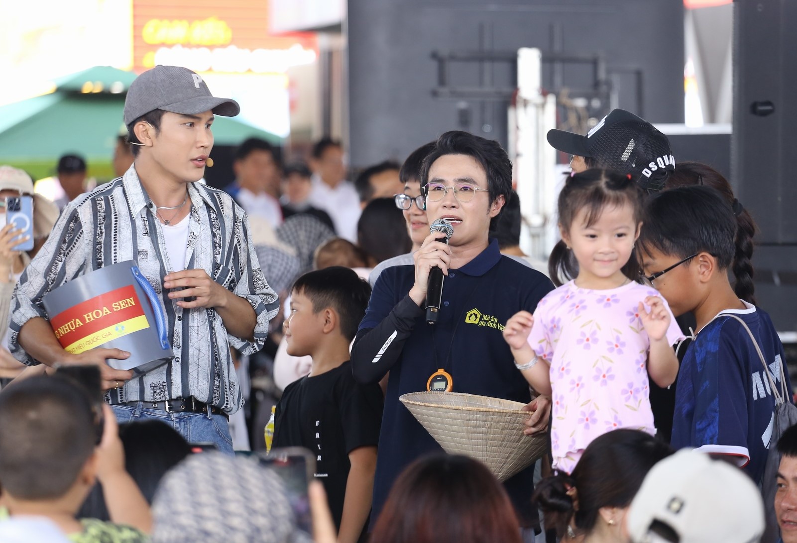 MC Huỳnh Lập ngẫu hứng đọc thơ, kết hợp cùng Tiêu Minh Phụng thể hiện cải lương để kêu gọi quyên góp.