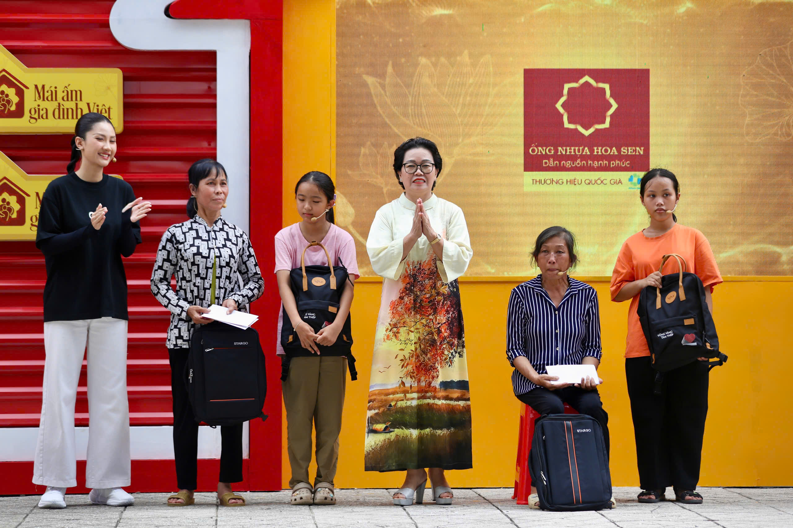 Nhiều mạnh thường quân dù ở xa vẫn sắp xếp đến tham gia chương trình và gửi đến các gia đình những phần quà ý nghĩa.