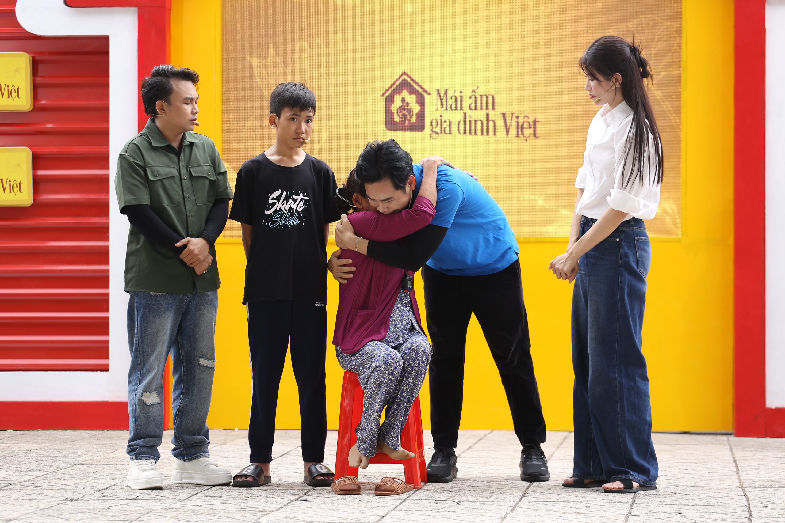 MC Dương Hồng Phúc nhẹ nhàng ôm bà ngoại Nhựt Minh, chia sẻ sự yêu thương và thấu hiểu.