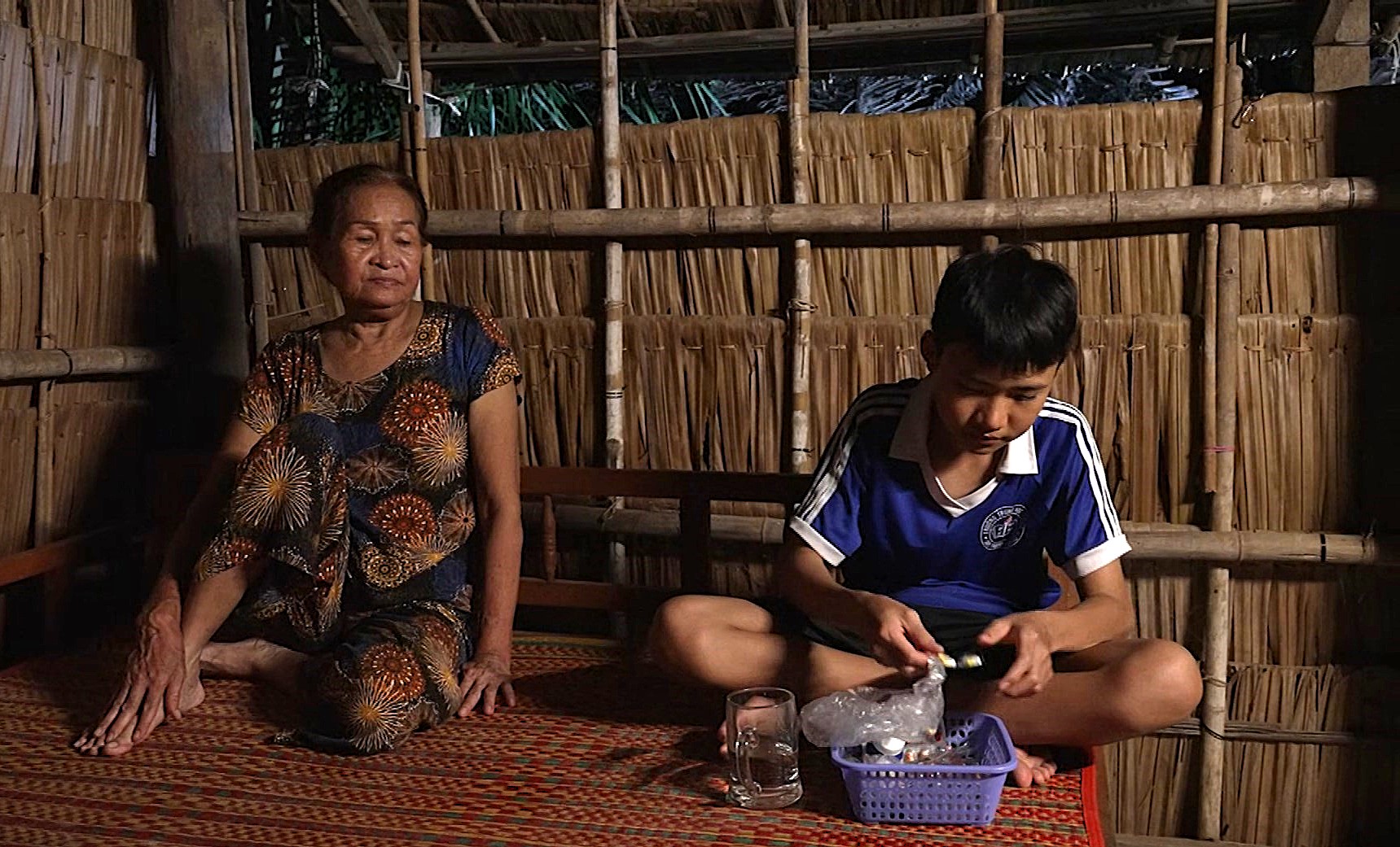 Giữa căn nhà nhỏ, hai bà cháu nương tựa nhau từng ngày.