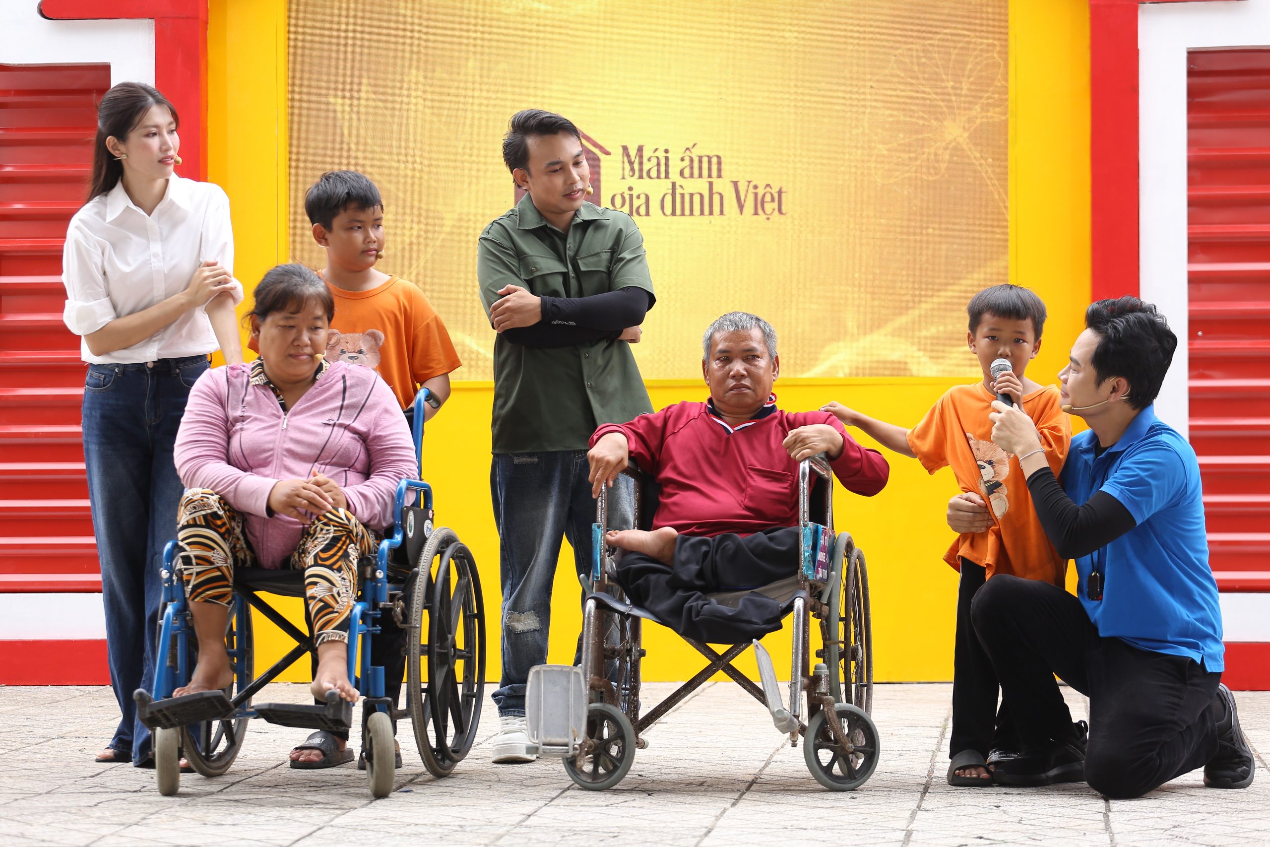 “Con thương cha mẹ vì hằng ngày đi bán vé số để kiếm tiền cho anh em con được đi học” – lời chia sẻ ngây thơ nhưng đầy xót xa của em trai Minh Tiến.