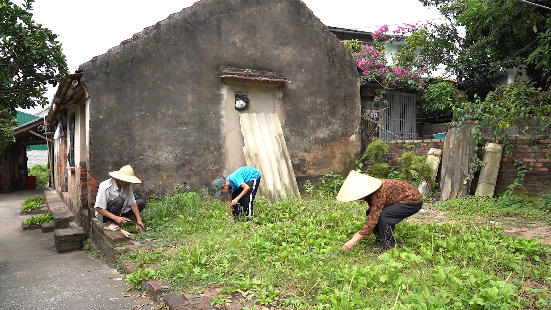 Ông bà ngoại Trí Hào, trụ cột tuổi xế chiều vẫn ngày ngày chăm sóc con gái bệnh tâm thần và cháu nhỏ.
