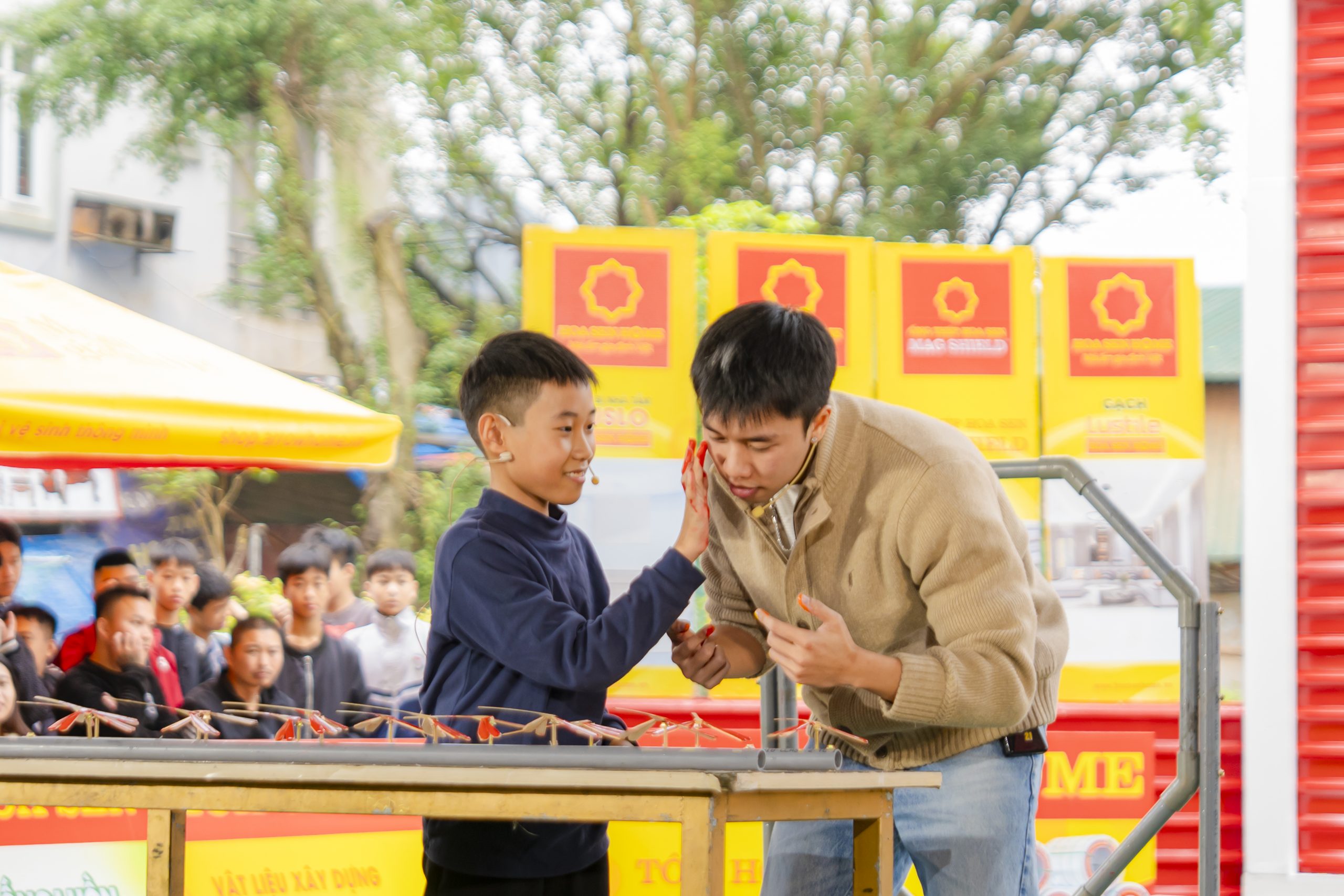 Nụ cười hiếm hoi của Trí Hào khi thực hiện thử thách cùng diễn viên Long Vũ.