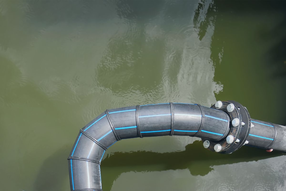 Ống HDPE được sử dụng trong các hệ thống cấp thoát nước nhờ vào khả năng chống ăn mòn cao, cùng khả năng chống va đập, chịu lực tốt, và độ bền vượt trội